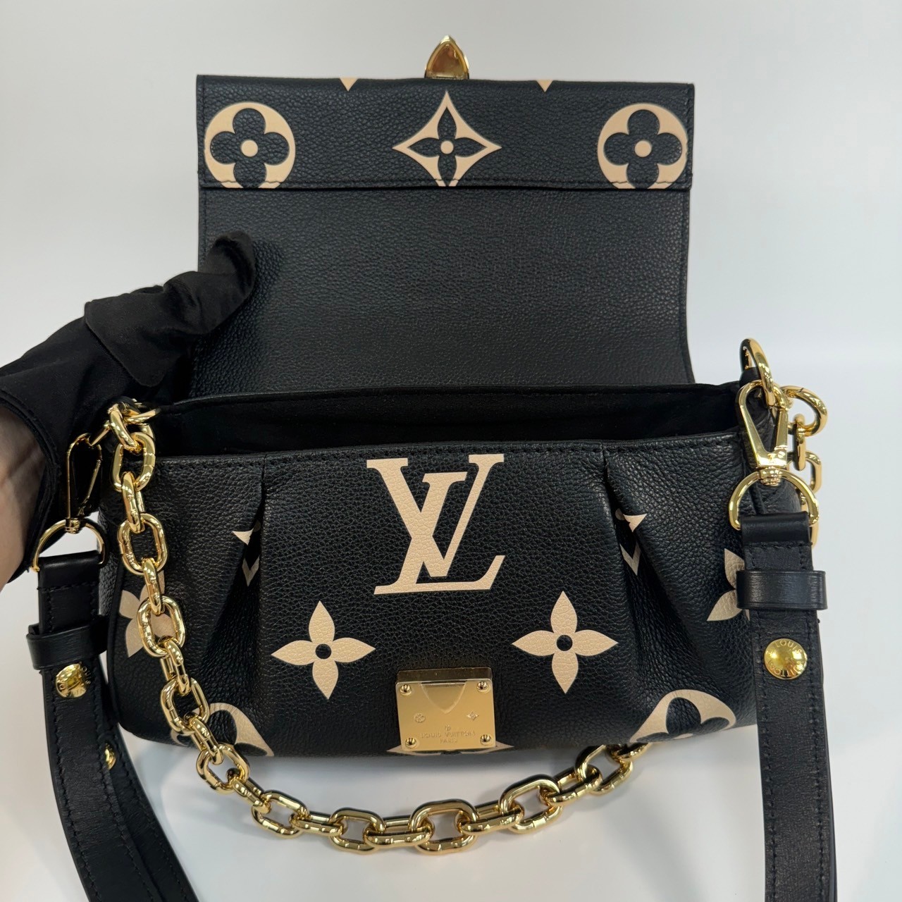 路易威登 LOUIS VUITTON Favorite 長型 肩背包 柔軟粒面皮革 黑色 米白色 M45859 晶片款 黑原花FAVORITE 原廠盒子/防塵袋