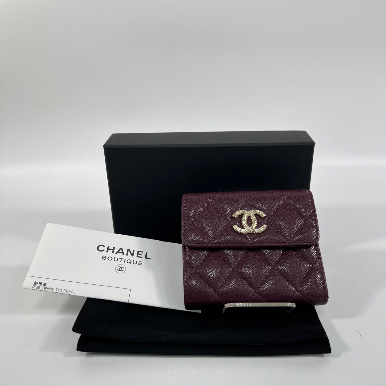 香奈兒 CHANEL CC Logo 錢包 彩色內裡 三折短夾 AP4086 酒紅金荔枝彩色內裡三折短夾 原廠盒子/防塵袋/購買證明