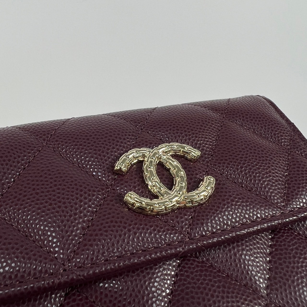 香奈兒 CHANEL CC Logo 錢包 彩色內裡 三折短夾 AP4086 酒紅金荔枝彩色內裡三折短夾 原廠盒子/防塵袋/購買證明