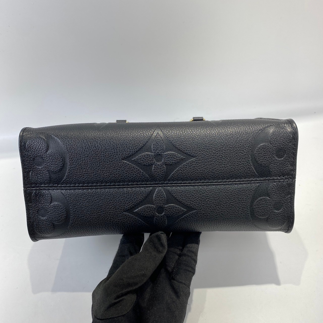 路易威登 LOUIS VUITTON OnTheGo PM 手提 肩背包 奶油色 M45653 晶片款 黑原花壓紋ON THE GO PM 防塵袋