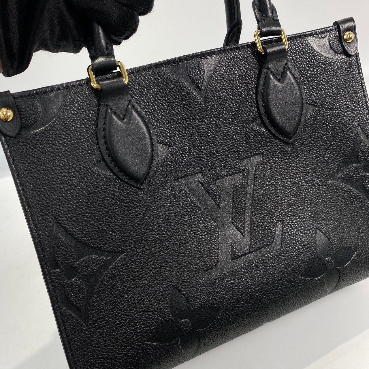 路易威登 LOUIS VUITTON OnTheGo PM 手提 肩背包 奶油色 M45653 晶片款 黑原花壓紋ON THE GO PM 防塵袋