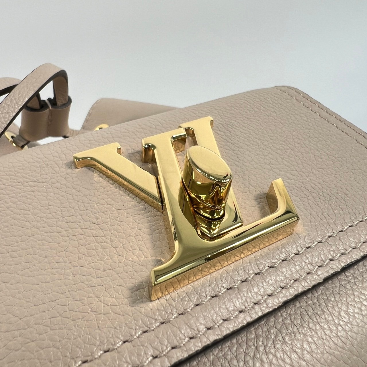 路易威登 LOUIS VUITTON Lockme 水桶包 香檳袋 M57688 晶片款 灰褐色LOCKME水桶包 原廠盒子/防塵袋/購買證明