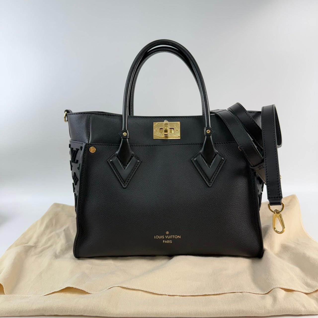 路易威登 LOUIS VUITTON On My Side MM 肩背 托特包 黑色 M53826 晶片款 黑金On My Side MM 防塵袋