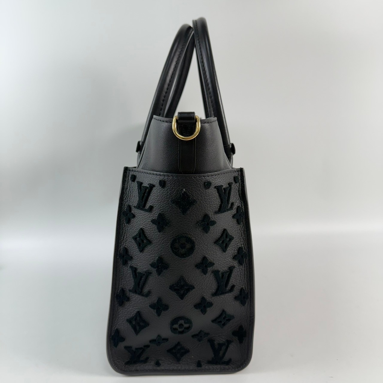 路易威登 LOUIS VUITTON On My Side MM 肩背 托特包 黑色 M53826 晶片款 黑金On My Side MM 防塵袋