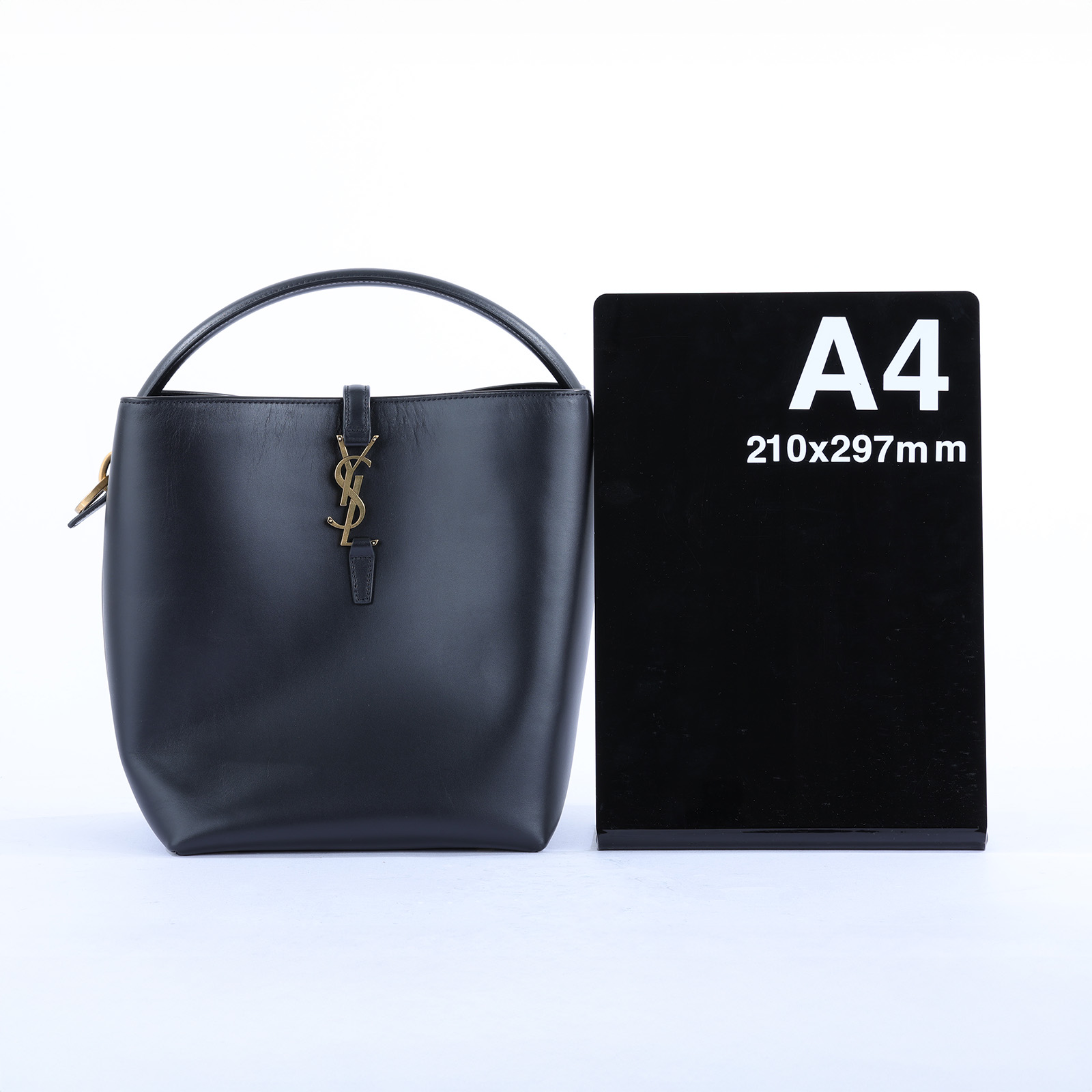 聖羅蘭 YSL SAINT LAURENT le 37 亮面皮革手袋 7428282R20W 黑LE 37 金釦小牛皮二用水桶包 防塵袋