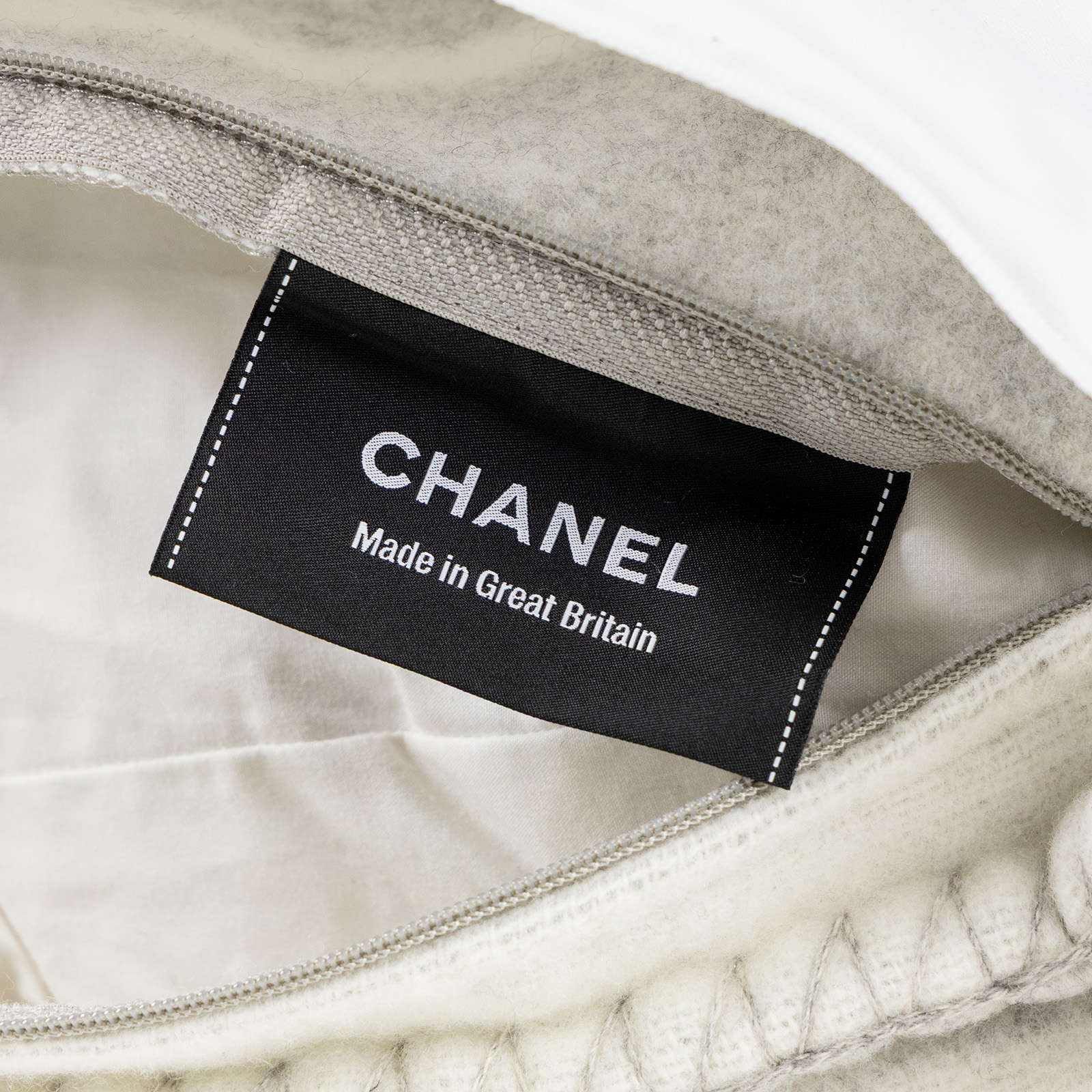 香奈兒 CHANEL 抱枕 A52277 白灰大抱枕2 防塵袋