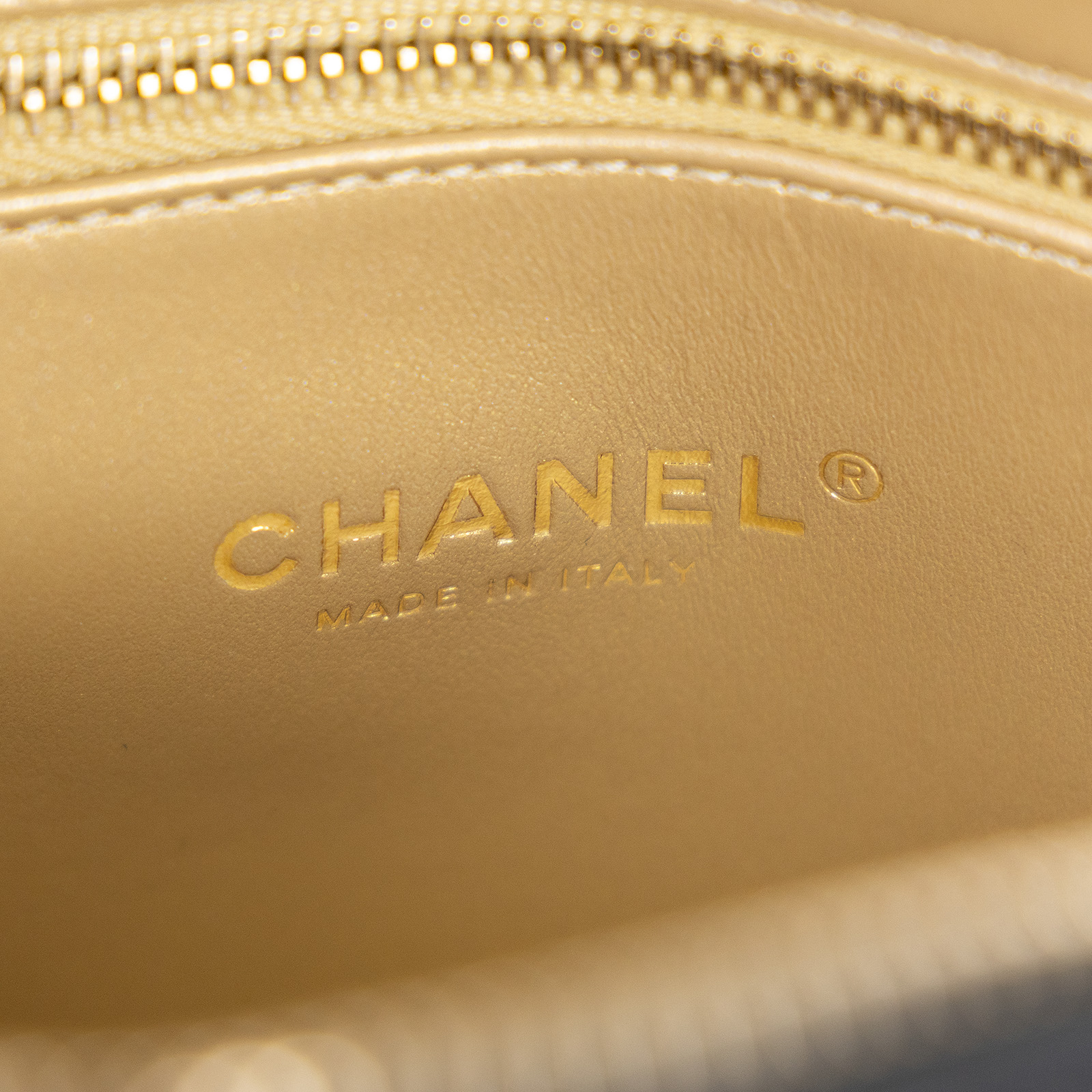 香奈兒 CHANEL 荔枝皮 掀蓋 拉鍊 小型款 後背包 手提包 AS3884 晶片款 黑金方後背包 防塵袋/原廠盒子/購買證明