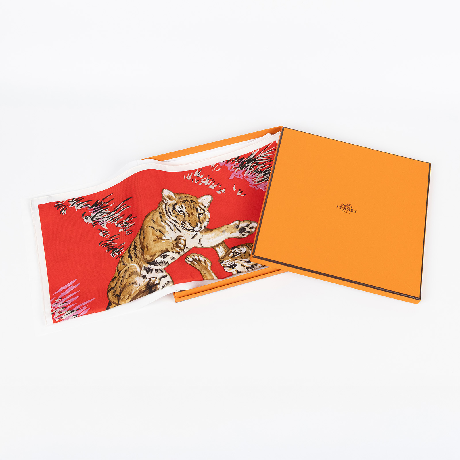 愛馬仕 Hermes Les Tigreaux scarf 45 方巾 H892491S 紅老虎嬉戲絲巾45 原廠盒子