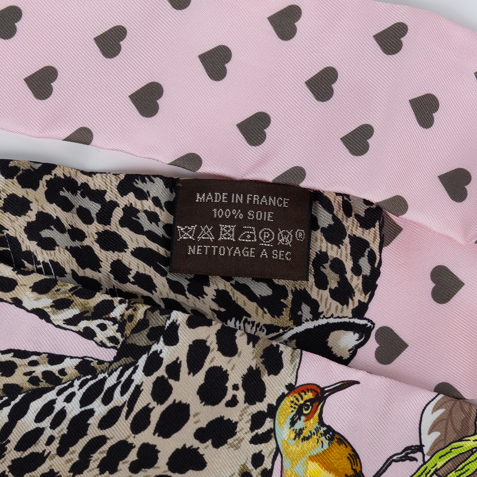 愛馬仕 Hermes Jungle LoveTwilly 絲巾 粉色 H063513Sv16  粉愛心豹 TWILLY 原廠盒子