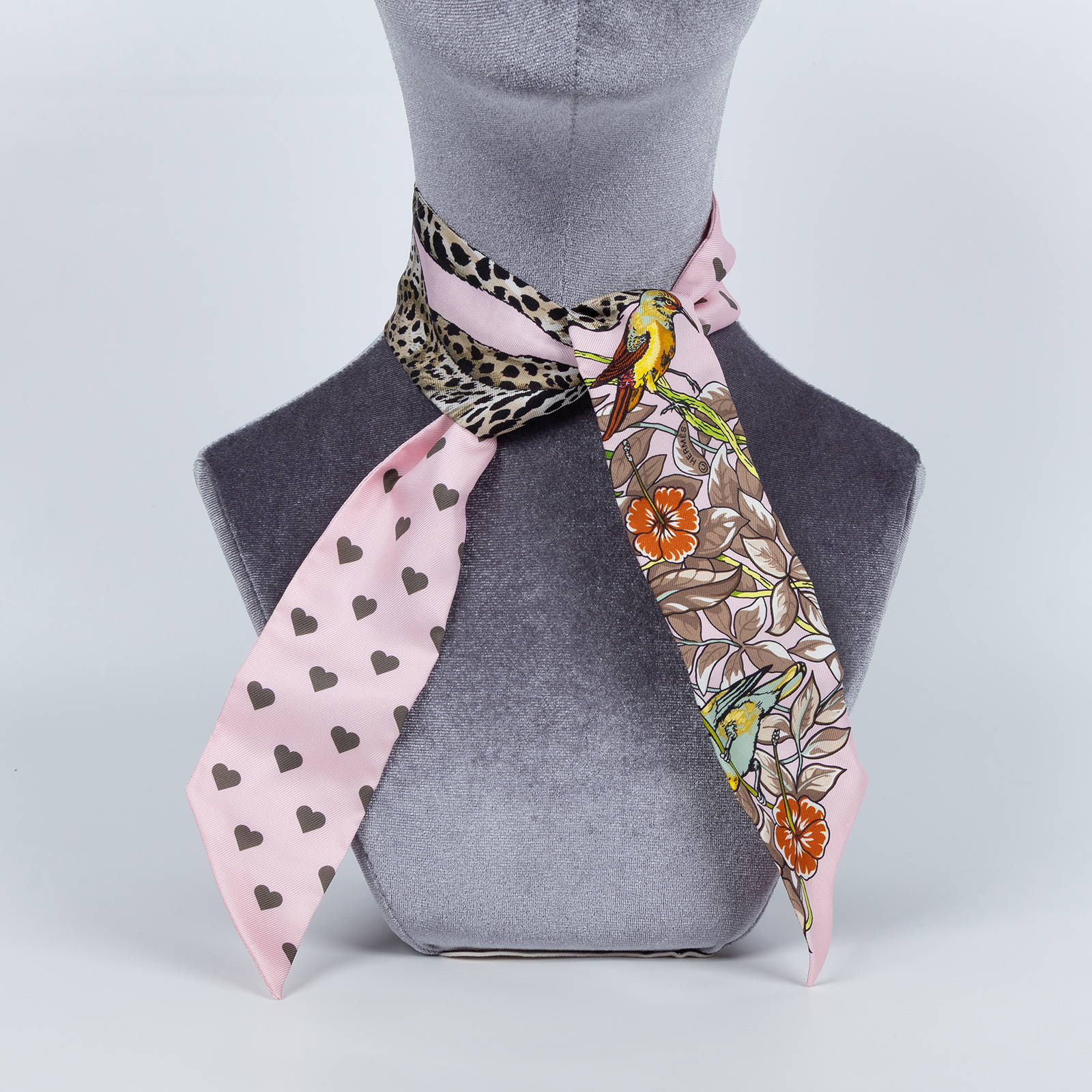 愛馬仕 Hermes Jungle LoveTwilly 絲巾 粉色 H063513Sv16  粉愛心豹 TWILLY 原廠盒子