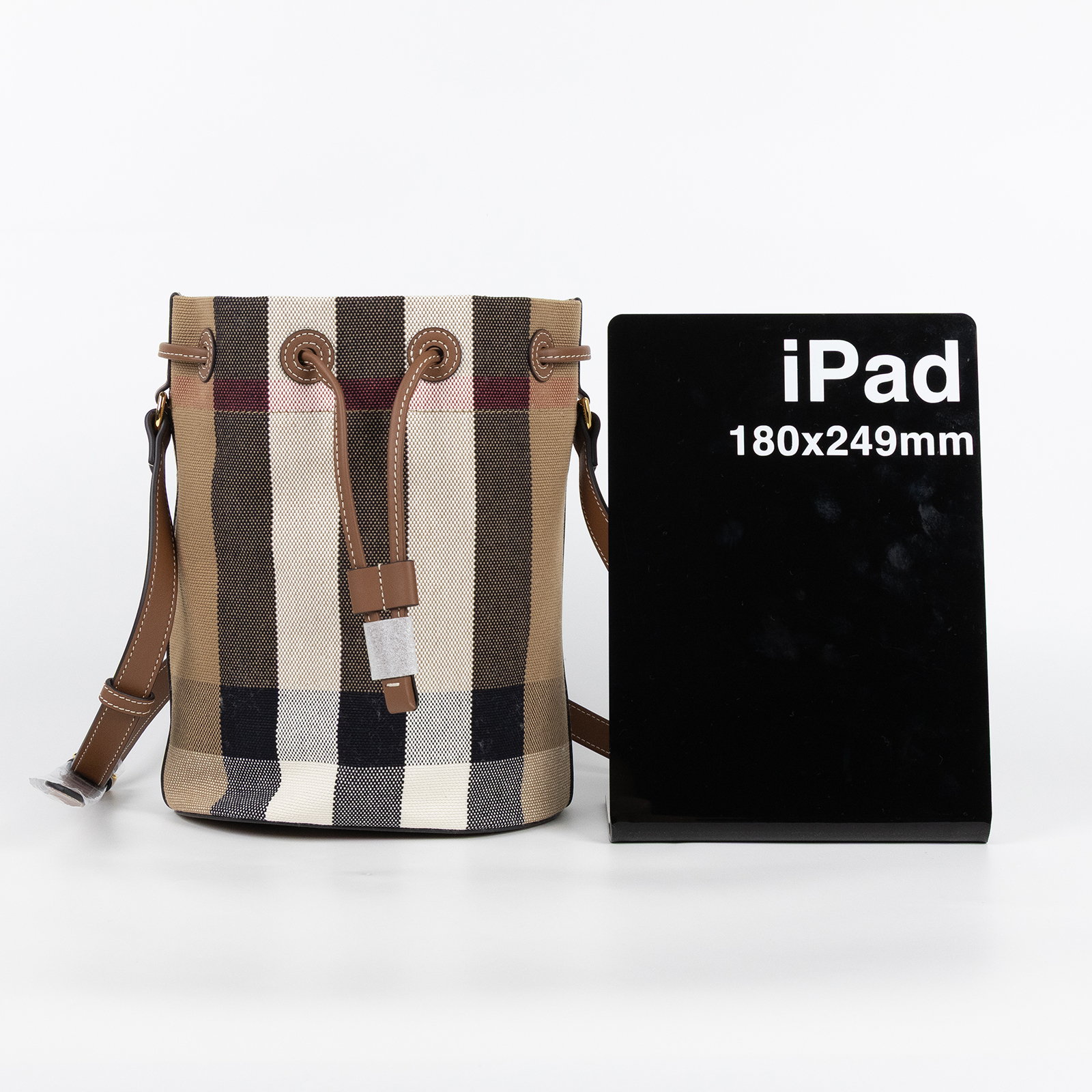 博柏利 BURBERRY 束口 水桶包  斜背包 8084045 咖格紋帆布牛皮飾邊束口水桶包 防塵袋