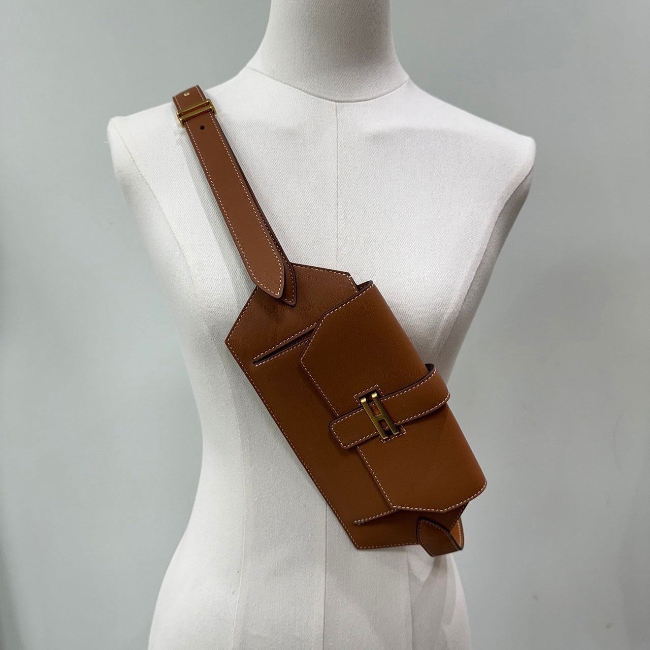 【シンプルな形と色が◎】HERMES ベルトバッグ Elan Pocket 24 Elan Pocket 24 belt | Hermès USA