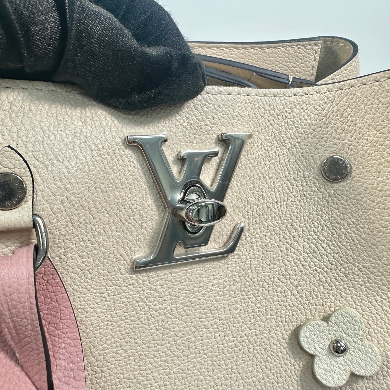 路易威登 LOUIS VUITTON Lockme Bucket 水桶包 M53081 雕花水桶包LOCK ME 防塵袋