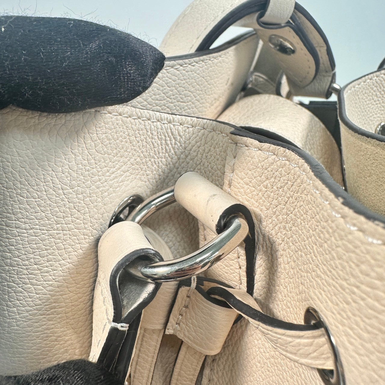 路易威登 LOUIS VUITTON Lockme Bucket 水桶包 M53081 雕花水桶包LOCK ME 防塵袋