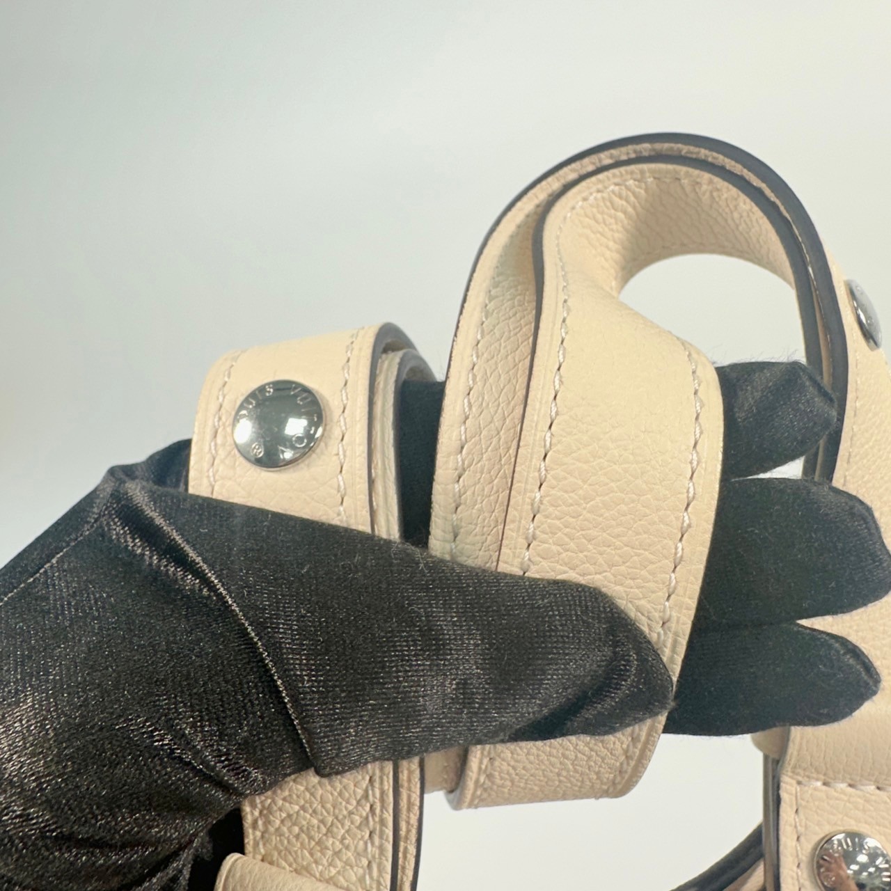 路易威登 LOUIS VUITTON Lockme Bucket 水桶包 M53081 雕花水桶包LOCK ME 防塵袋