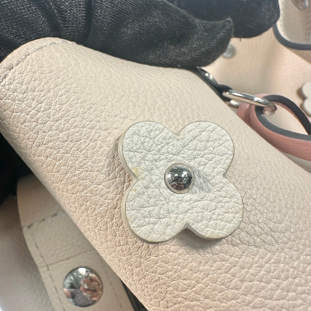 路易威登 LOUIS VUITTON Lockme Bucket 水桶包 M53081 雕花水桶包LOCK ME 防塵袋