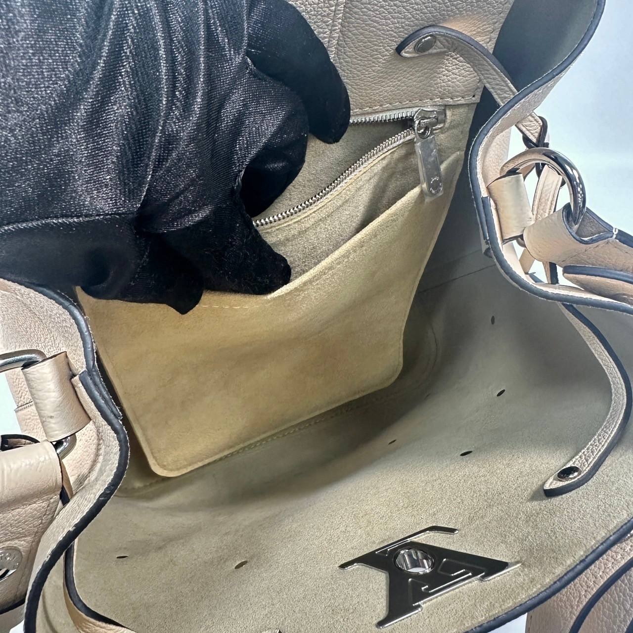 路易威登 LOUIS VUITTON Lockme Bucket 水桶包 M53081 雕花水桶包LOCK ME 防塵袋