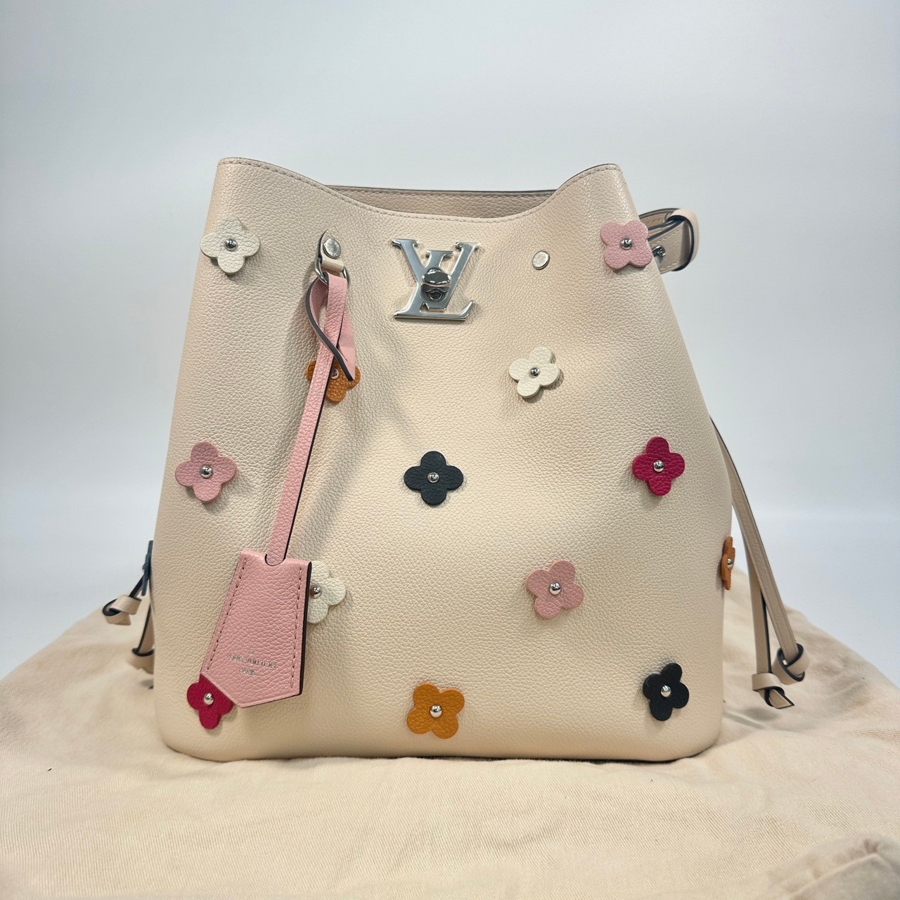 路易威登 LOUIS VUITTON Lockme Bucket 水桶包 M53081 雕花水桶包LOCK ME 防塵袋