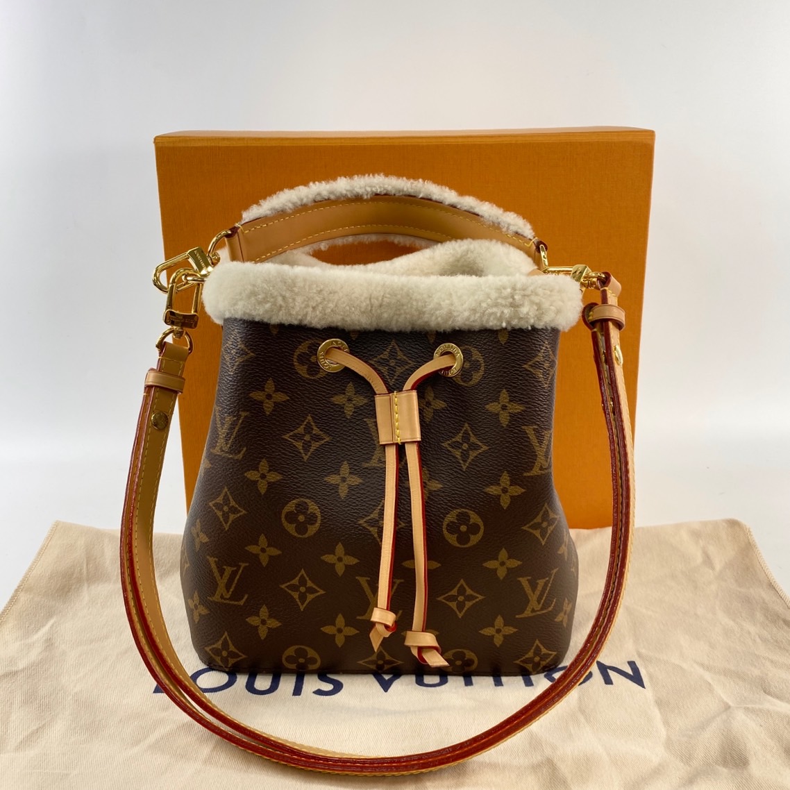 路易威登 LOUIS VUITTON NeoNoé BB 肩背 水桶包 M46319 晶片款 原花白毛毛NÉONOÉ 原廠盒子/防塵袋