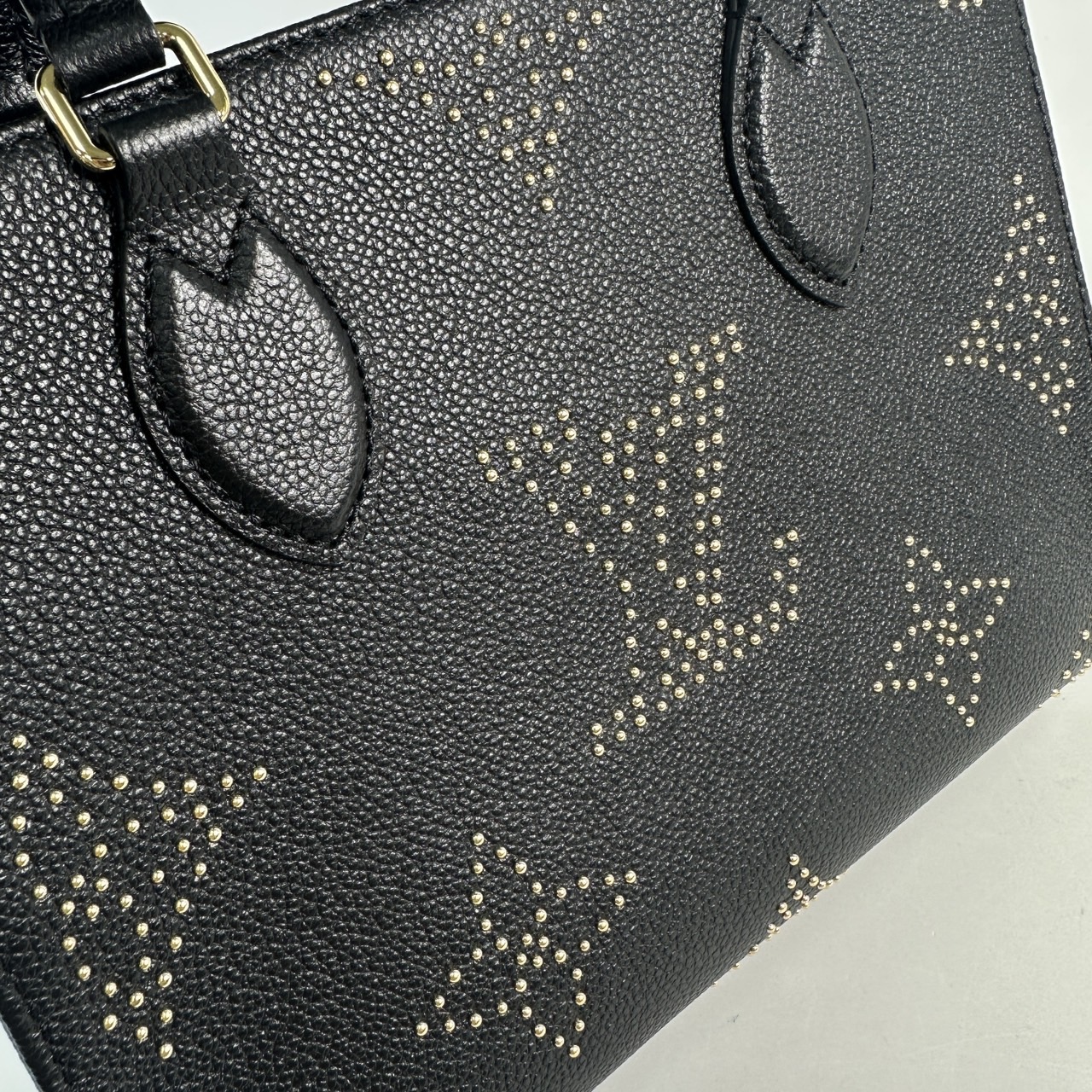 路易威登 LOUIS VUITTON OnTheGo PM 黑色 大LOGO 手提 斜背包 M46733 晶片款 黑鉚釘ONTHEGO PM 原廠盒子/防塵袋