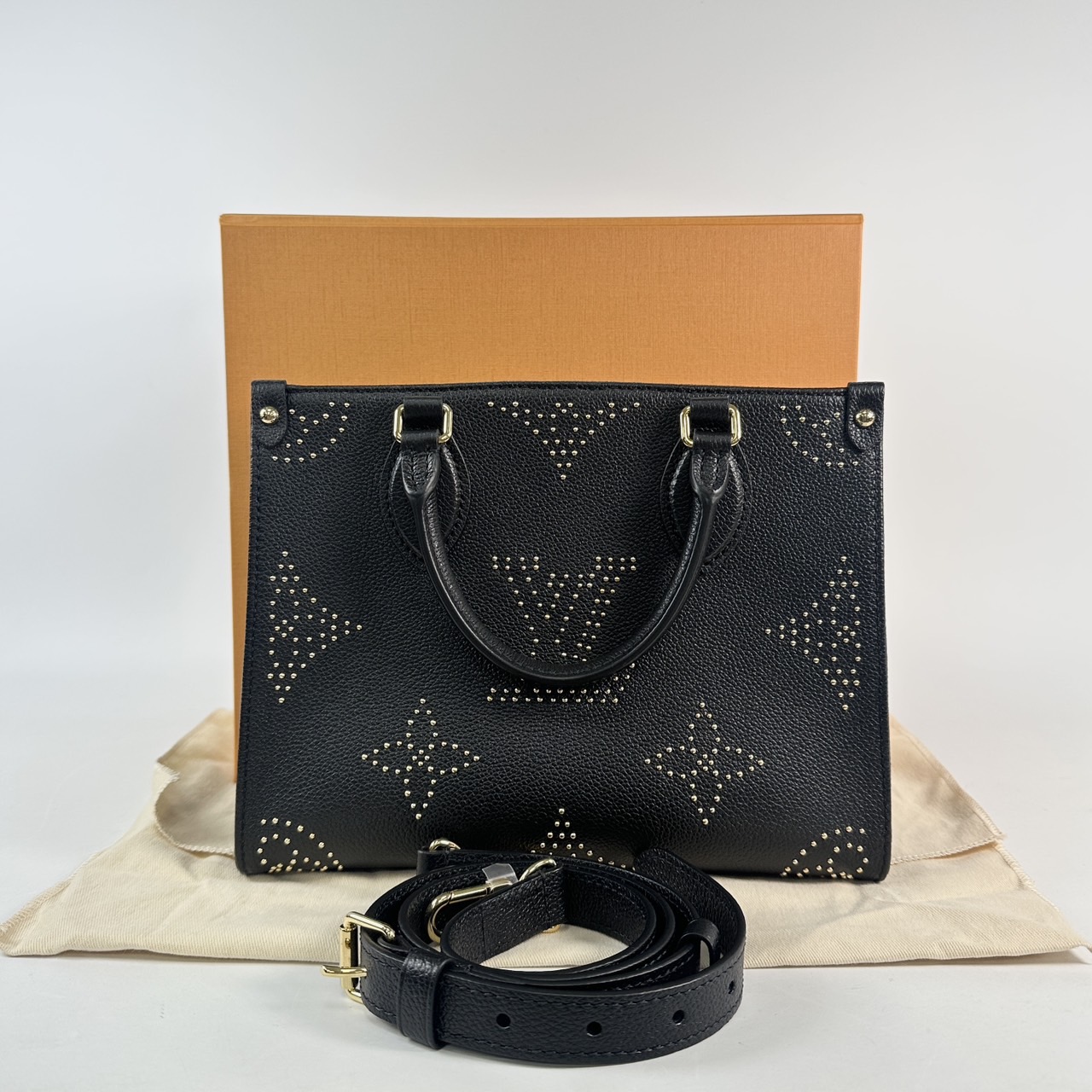 路易威登 LOUIS VUITTON OnTheGo PM 黑色 大LOGO 手提 斜背包 M46733 晶片款 黑鉚釘ONTHEGO PM 原廠盒子/防塵袋