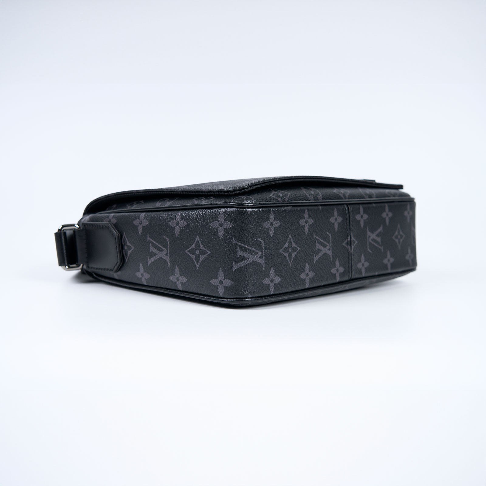 路易威登 LOUIS VUITTON District PM 肩背包 Eclipse帆布 黑色 M46255 晶片款  原廠盒子/防塵袋