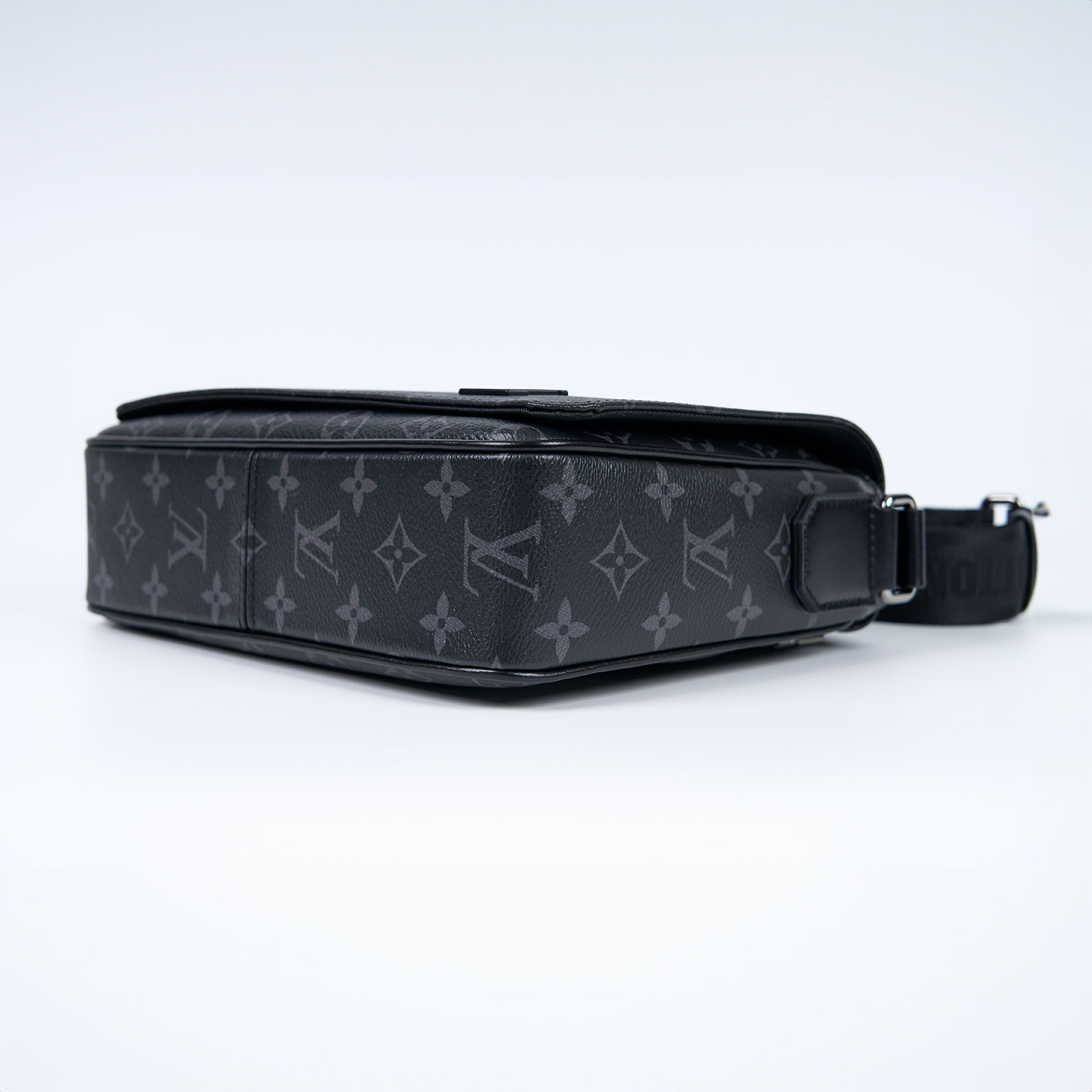 路易威登 LOUIS VUITTON District PM 肩背包 Eclipse帆布 黑色 M46255 晶片款  原廠盒子/防塵袋