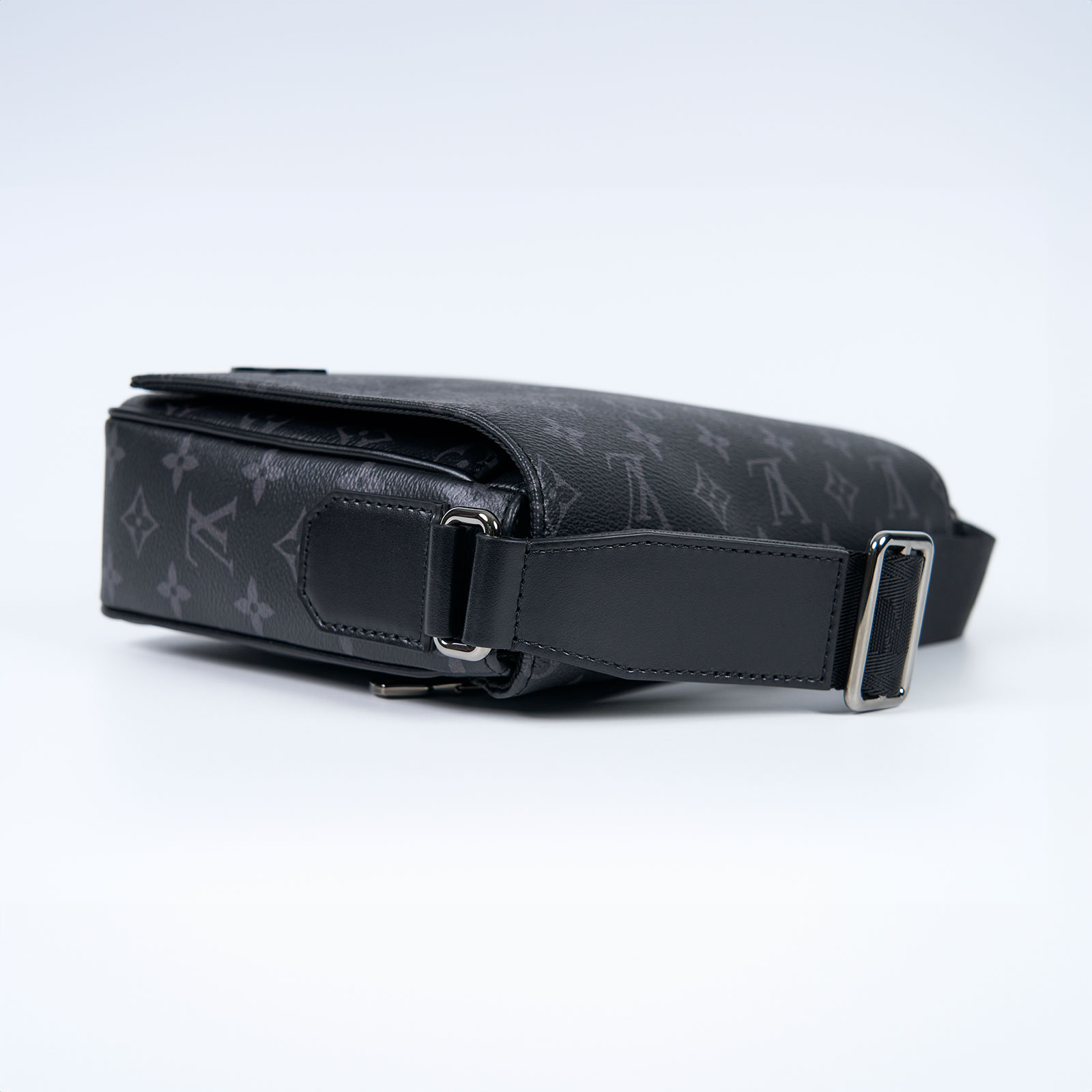 路易威登 LOUIS VUITTON District PM 肩背包 Eclipse帆布 黑色 M46255 晶片款  原廠盒子/防塵袋