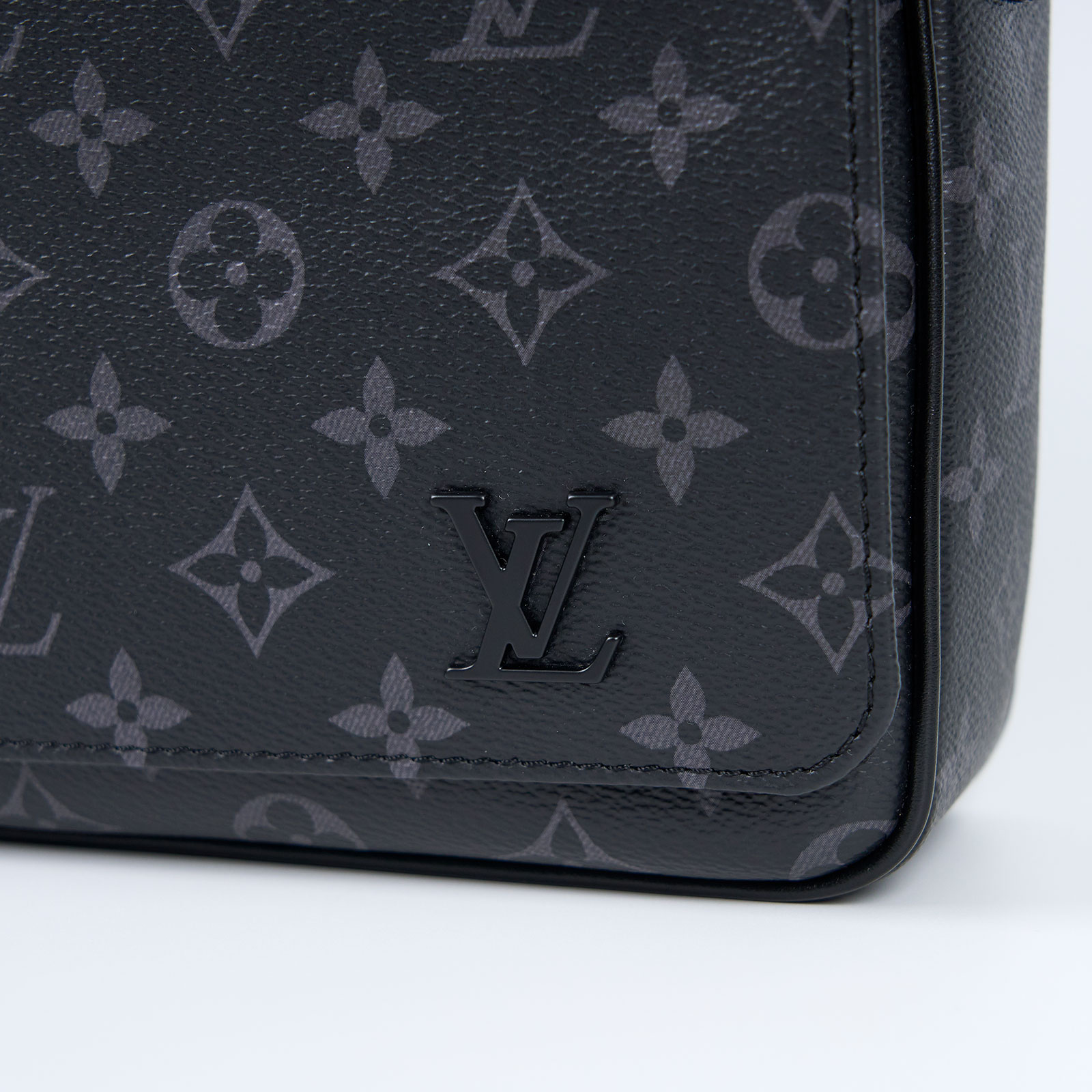 路易威登 LOUIS VUITTON District PM 肩背包 Eclipse帆布 黑色 M46255 晶片款  原廠盒子/防塵袋