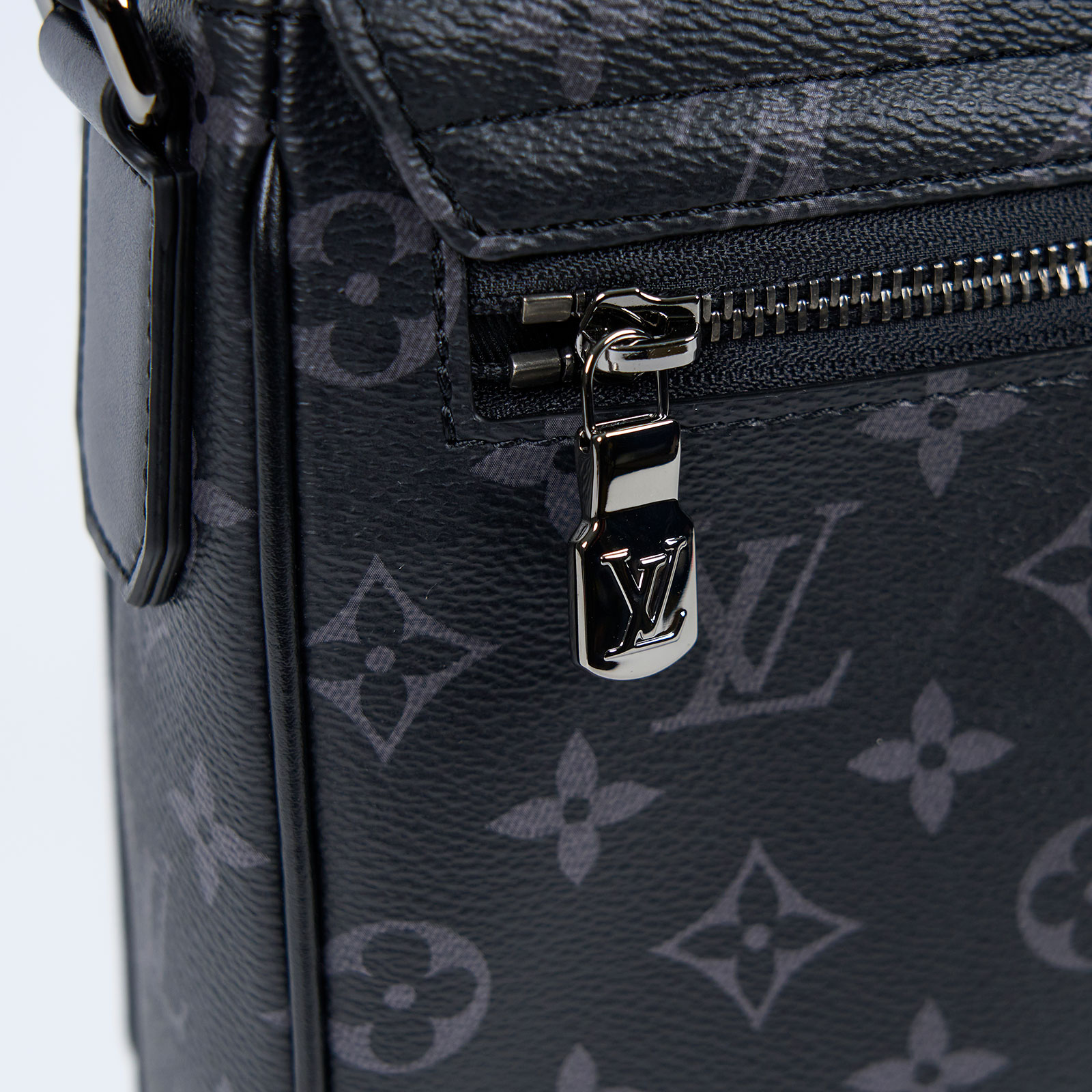 路易威登 LOUIS VUITTON District PM 肩背包 Eclipse帆布 黑色 M46255 晶片款  原廠盒子/防塵袋