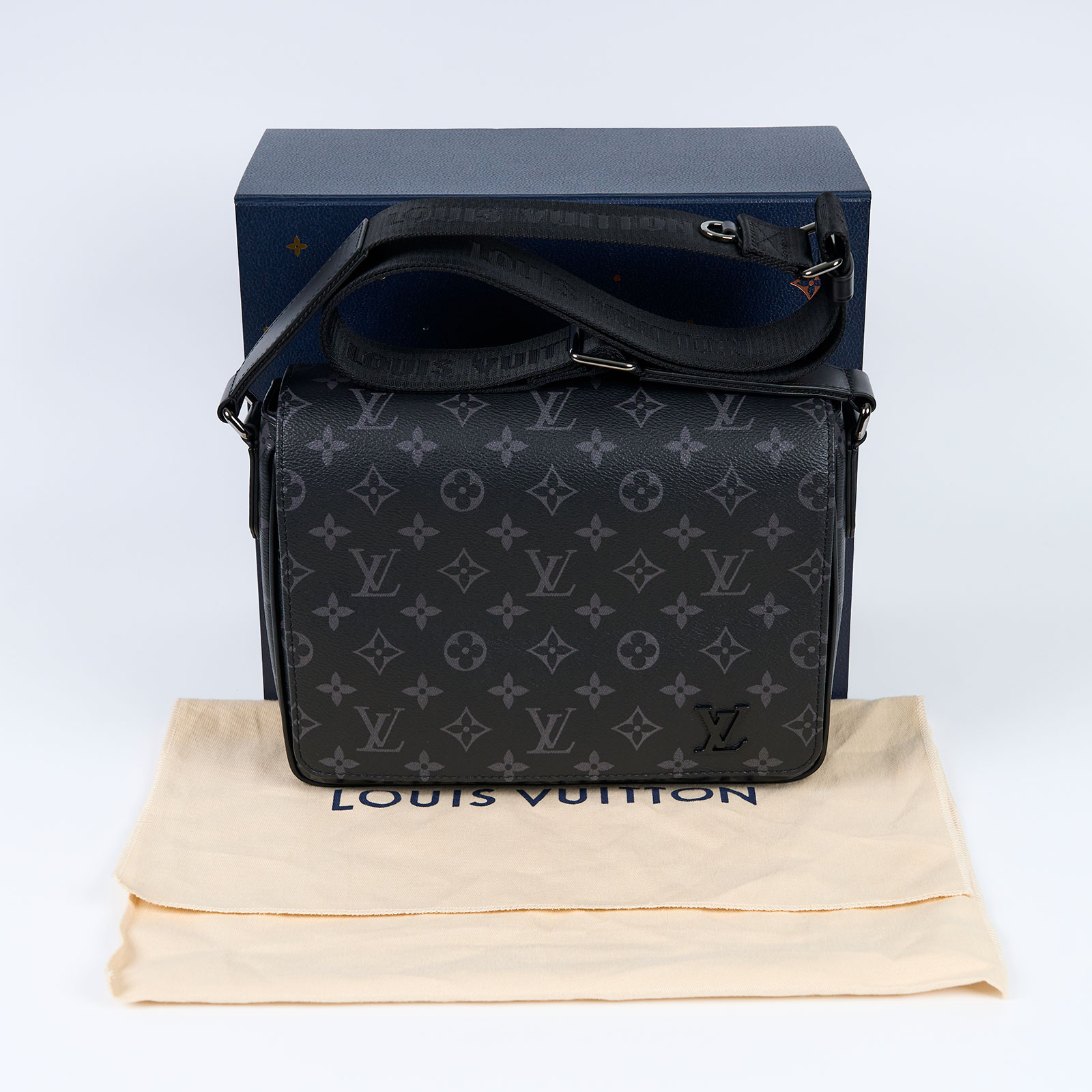路易威登 LOUIS VUITTON District PM 肩背包 Eclipse帆布 黑色 M46255 晶片款  原廠盒子/防塵袋