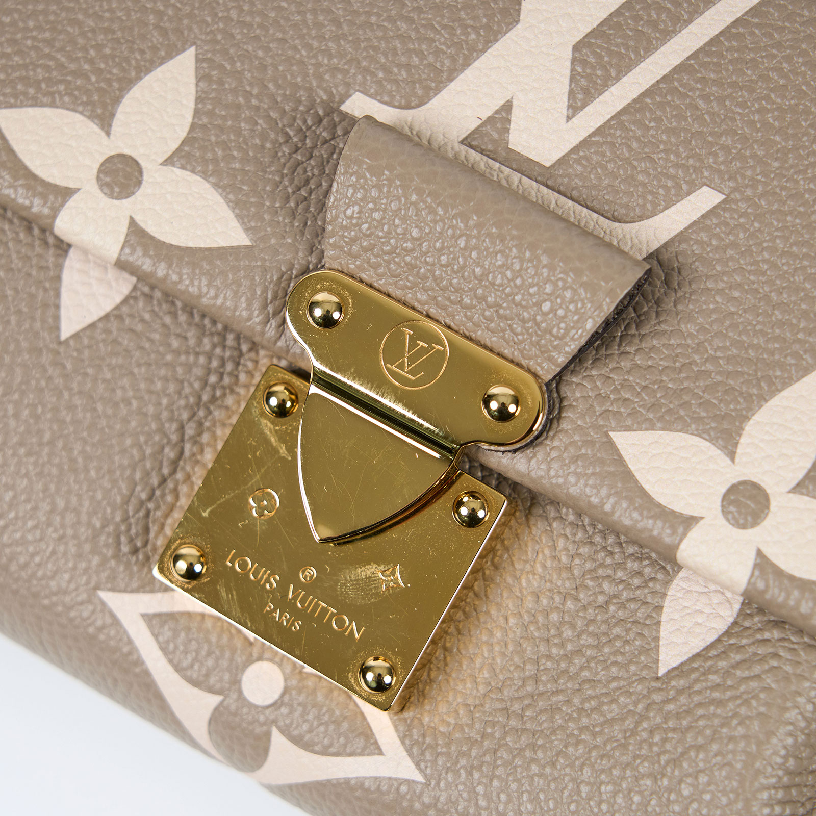 路易威登 LOUIS VUITTON Favorite 長型 肩背包 柔軟粒面皮革 斑鳩灰色 奶油色 M45836 晶片款  原廠盒子/防塵袋/背帶/台灣購買證明