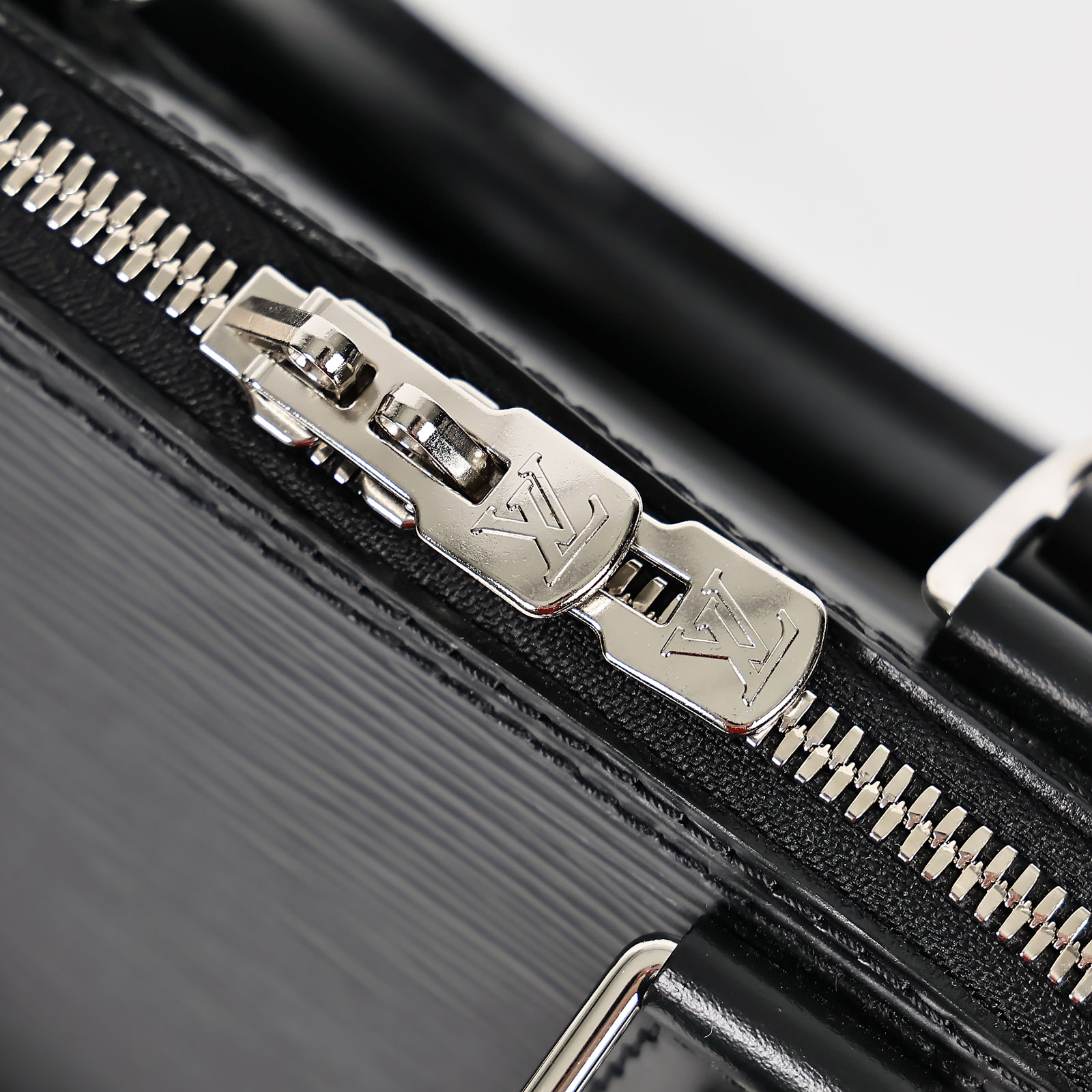 路易威登 LOUIS VUITTON EPI Alma BB 可斜背 手提包 M40862 晶片款 黑EPI ALMA BB 防塵袋/鎖組/背帶