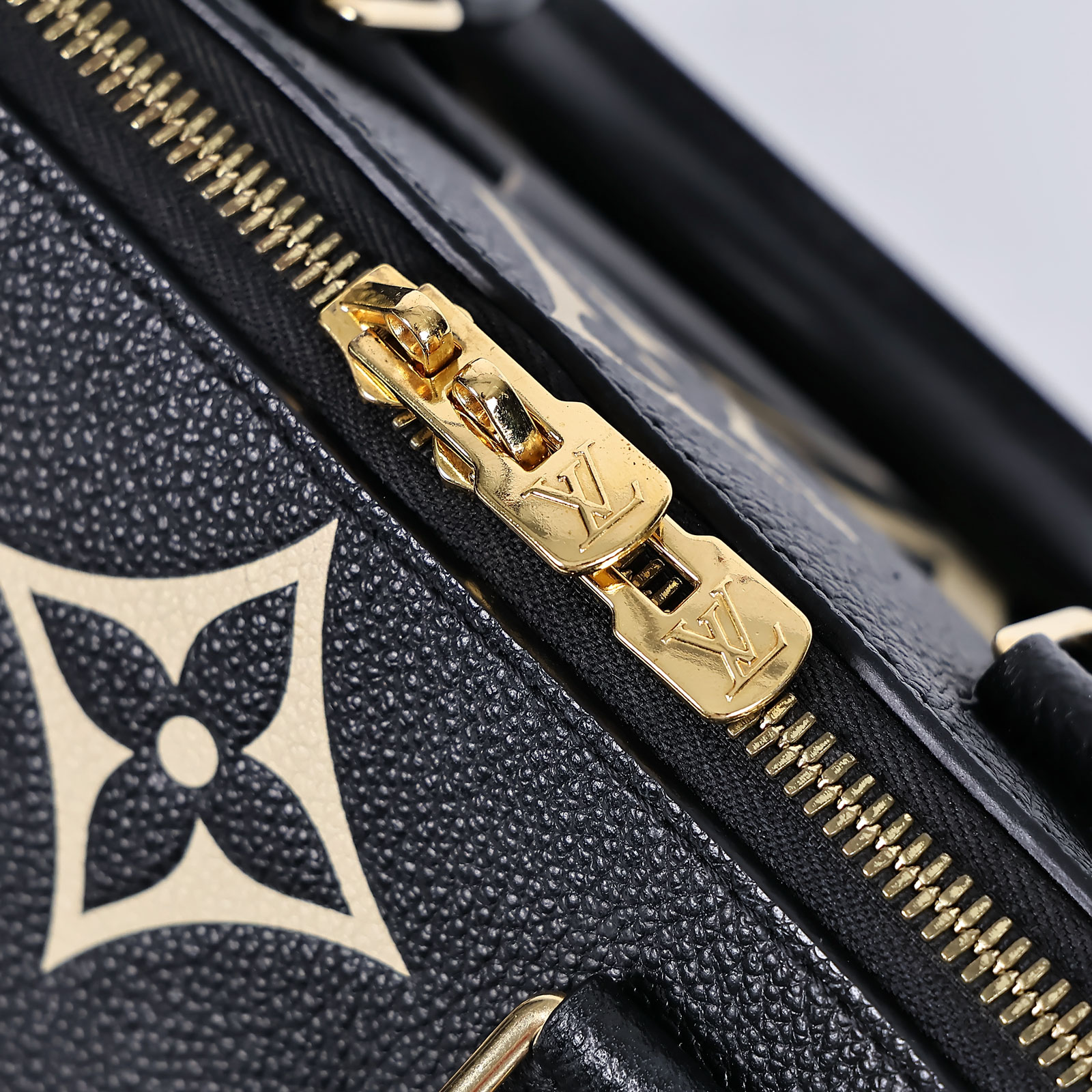 路易威登 LOUIS VUITTON Speedy Bandoulière  25 雙色 手提 斜背 波士頓包 M58947 晶片款  原廠盒子/鎖/無鑰匙/無背帶/有放置氣味