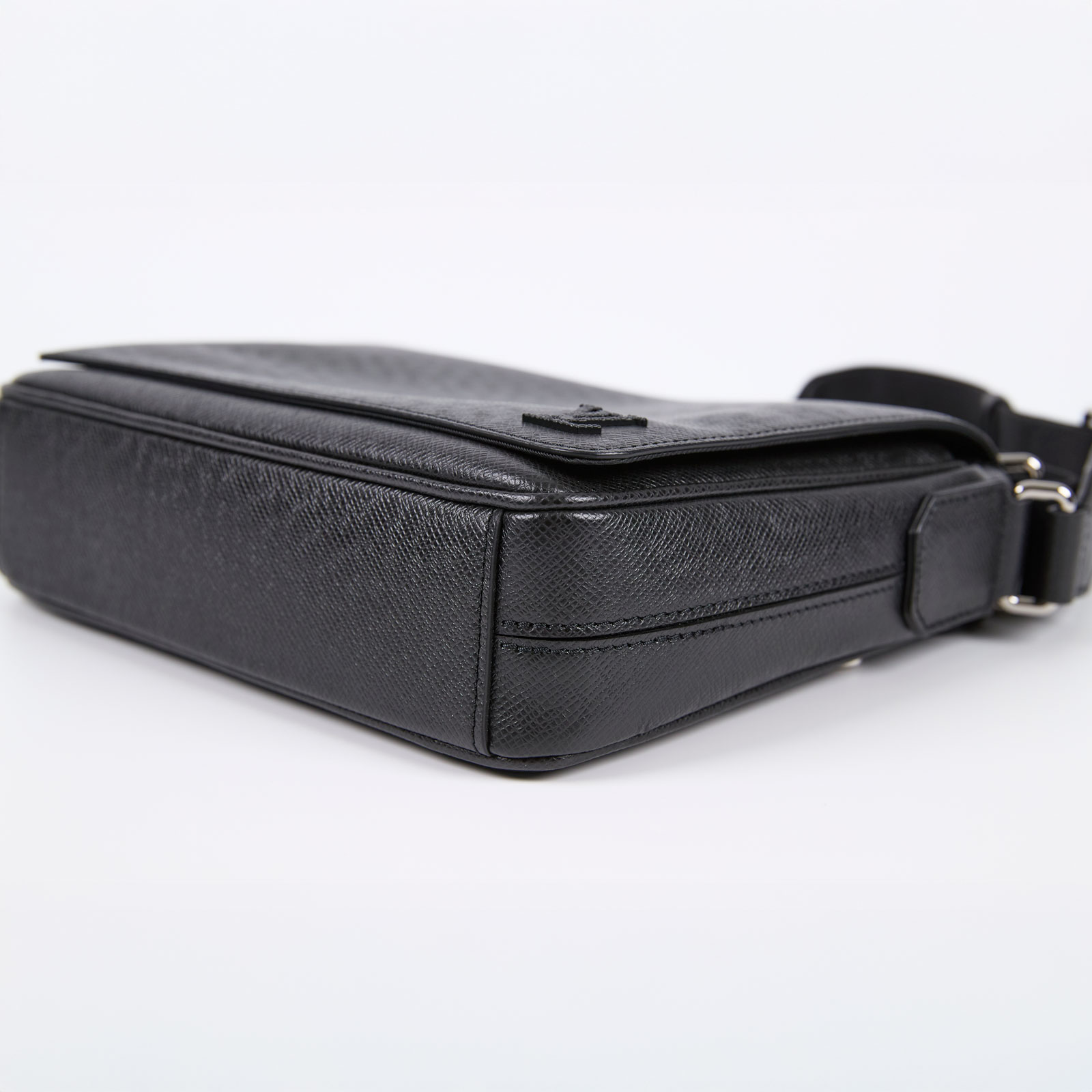 路易威登 LOUIS VUITTON District PM 黑色 M30850 晶片款 黑TAIGA DISTRICT PM 防塵袋/原廠盒子