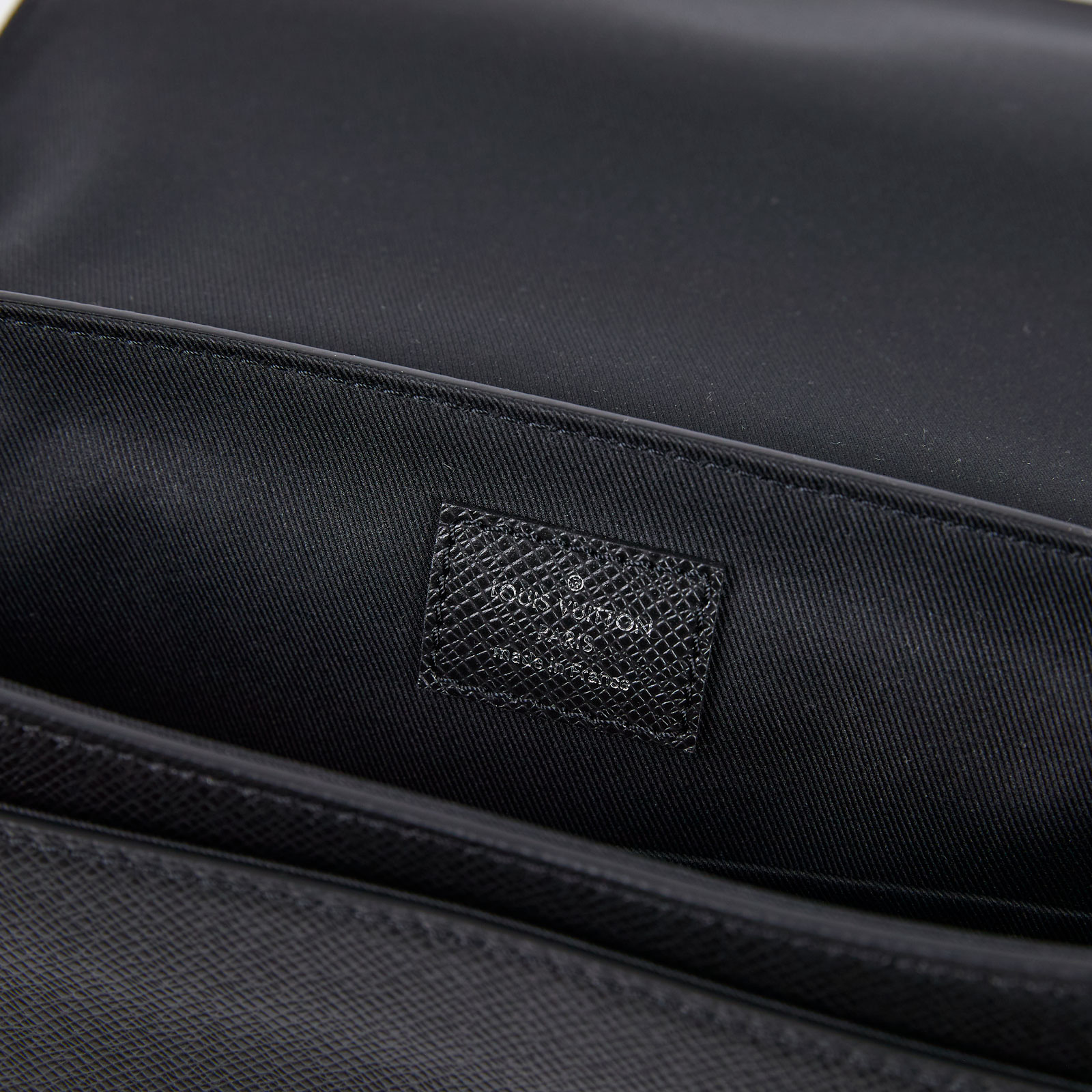 路易威登 LOUIS VUITTON District PM 黑色 M30850 晶片款 黑TAIGA DISTRICT PM 防塵袋/原廠盒子