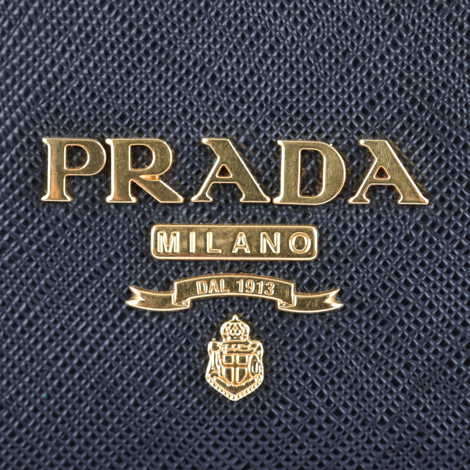 普拉達 PRADA Saffiano皮革 單肩包 1BH007_NZV 黑掀蓋包 防塵袋/保證卡