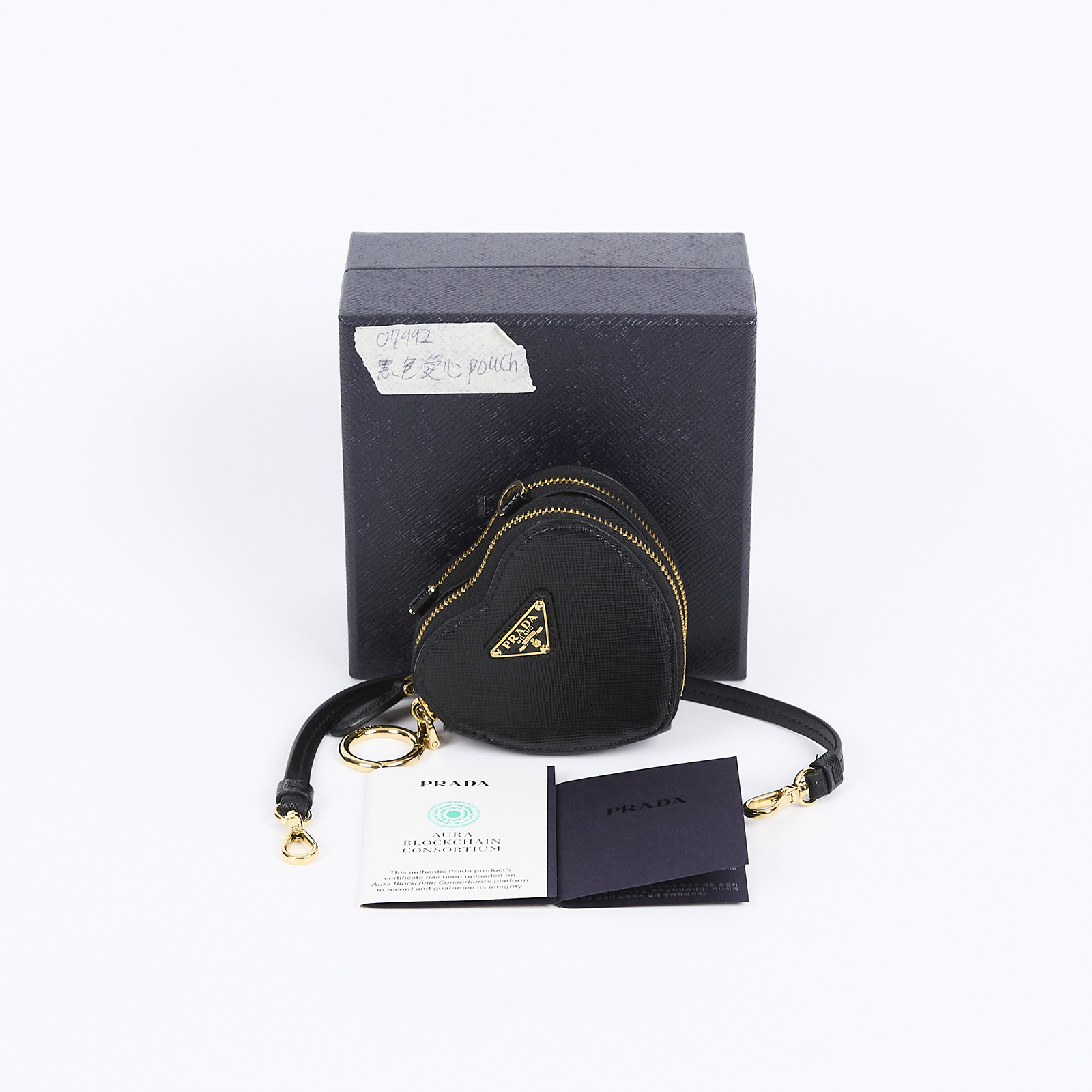 普拉達 PRADA Mini Pouch 迷你隨身包 1TL453_053 黑色鐵牌愛心POUCH 原廠盒子