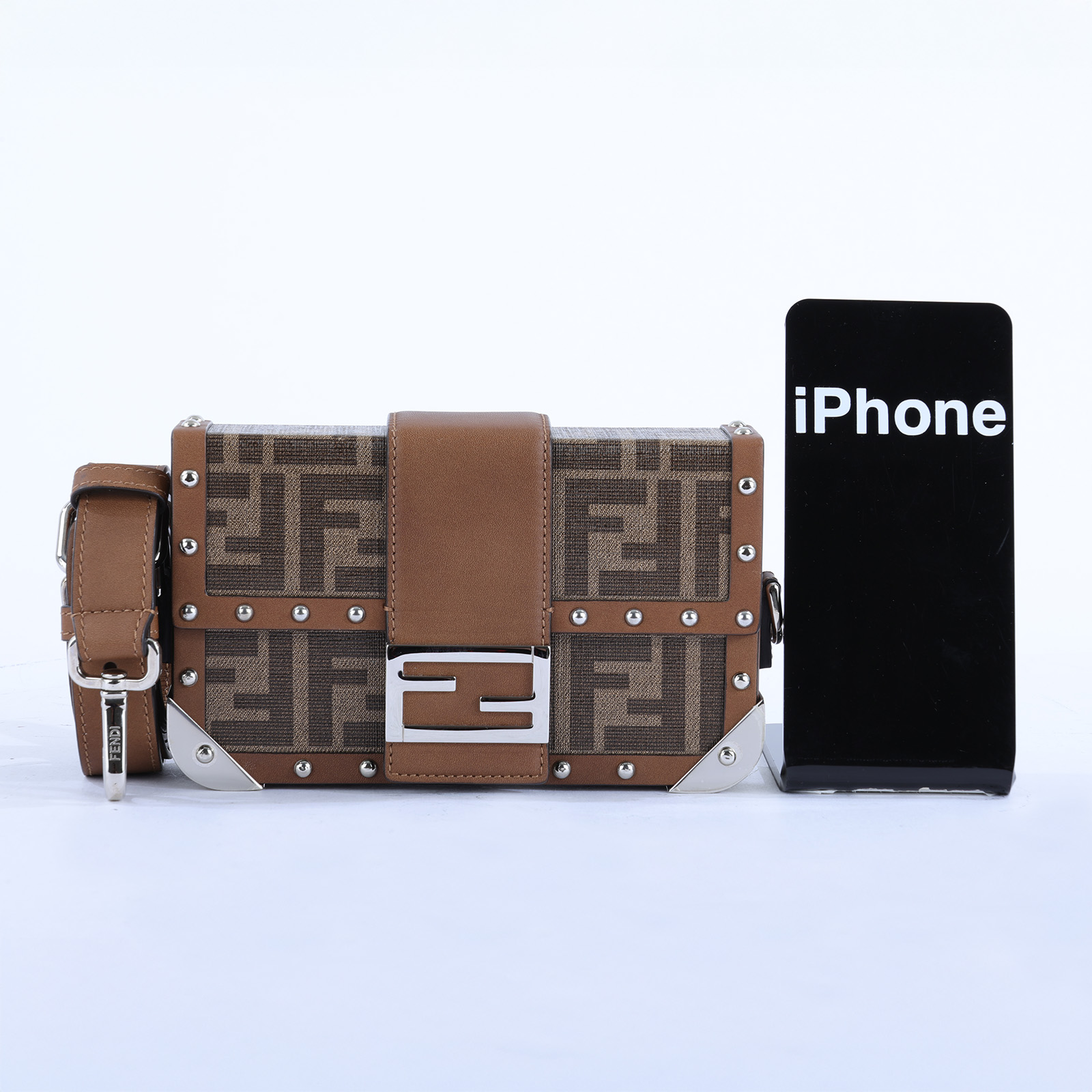 芬迪 FENDI Baguette Trunk Small Fabric Bag 硬殼 斜背包 7VA507A8V3 棕硬殼包 防塵袋