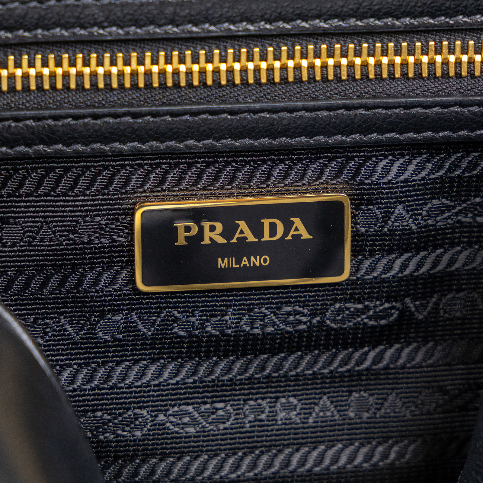 普拉達 PRADA Jacquard 相機包 1BH089_2EBJ 黑皮革相機包 防塵袋/保證卡