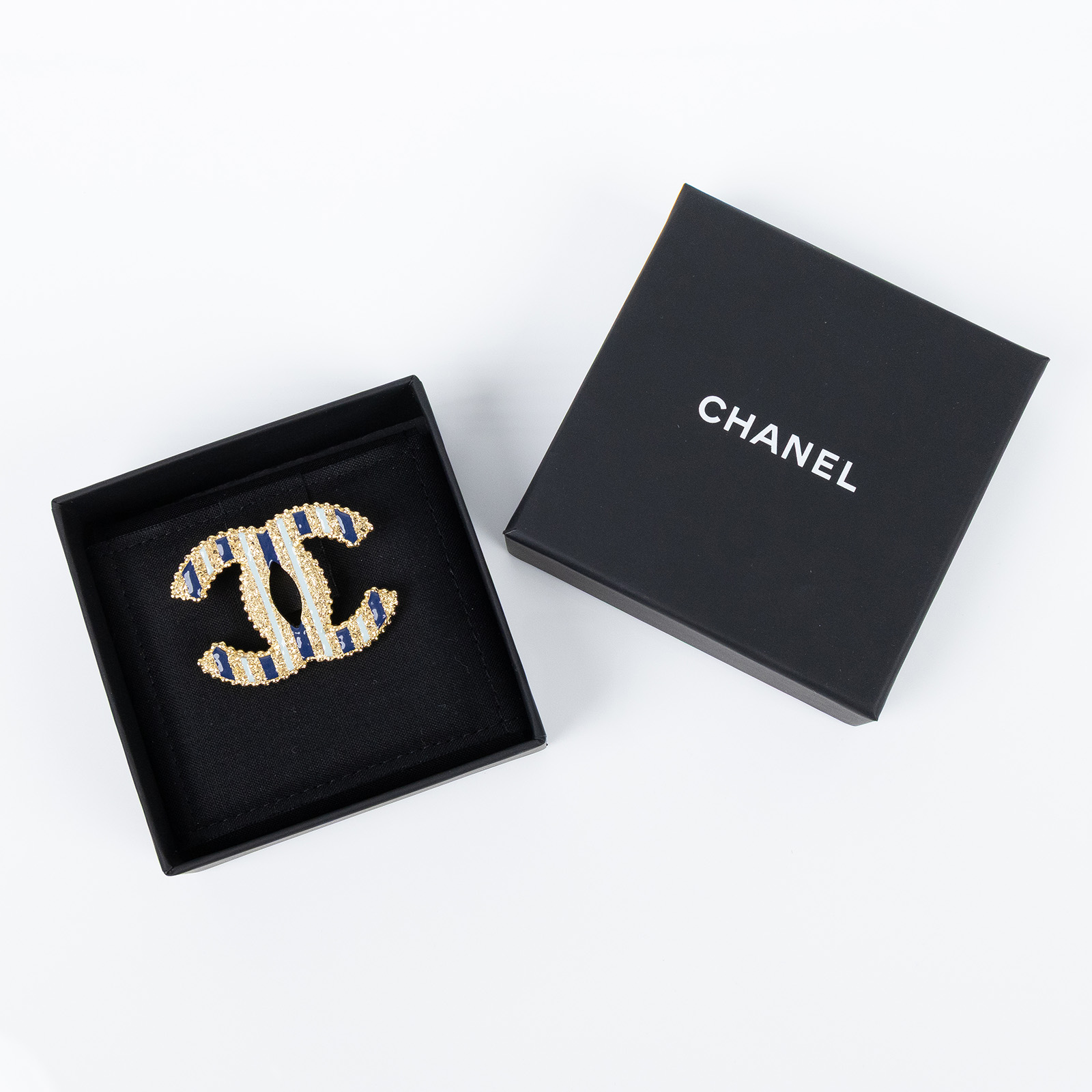 香奈兒 CHANEL 胸針 飾品 A24P 藍金直條紋雙C胸針 原廠盒子