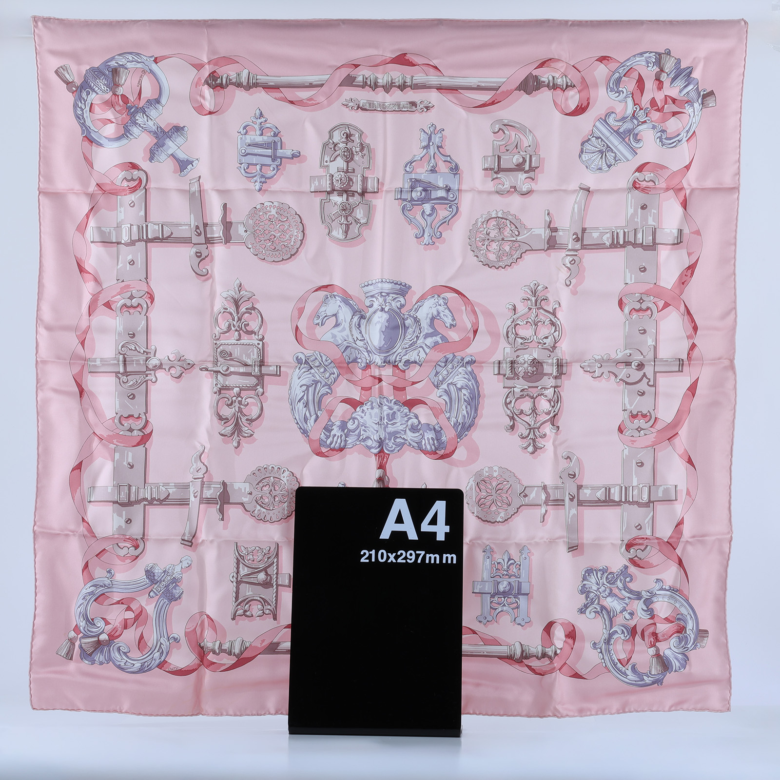 愛馬仕 Hermes Ferronnerie scarf 90 絲巾  粉圖騰絲巾 原廠盒子