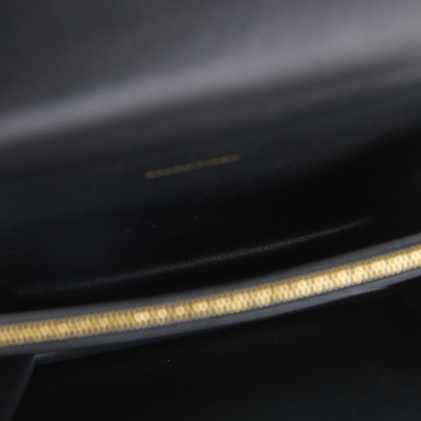 巴黎世家 BALENCIAGA 手提包 5806410D22M 黑金硬殼鍊包 防塵袋