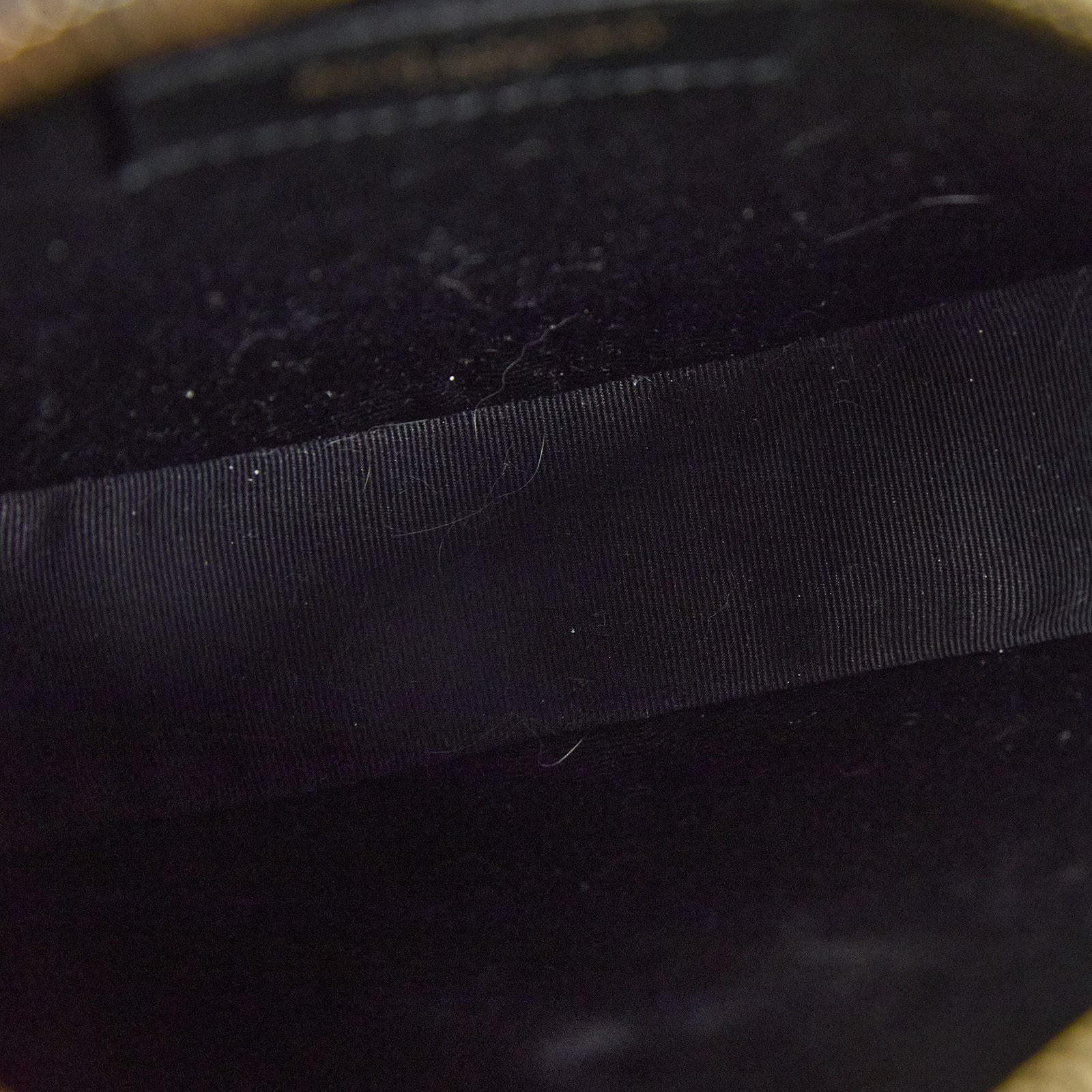 聖羅蘭 YSL SAINT LAURENT Vinyle 圓餅包 金色五金 610436E9096 黑金魚子醬圓餅包 防塵袋