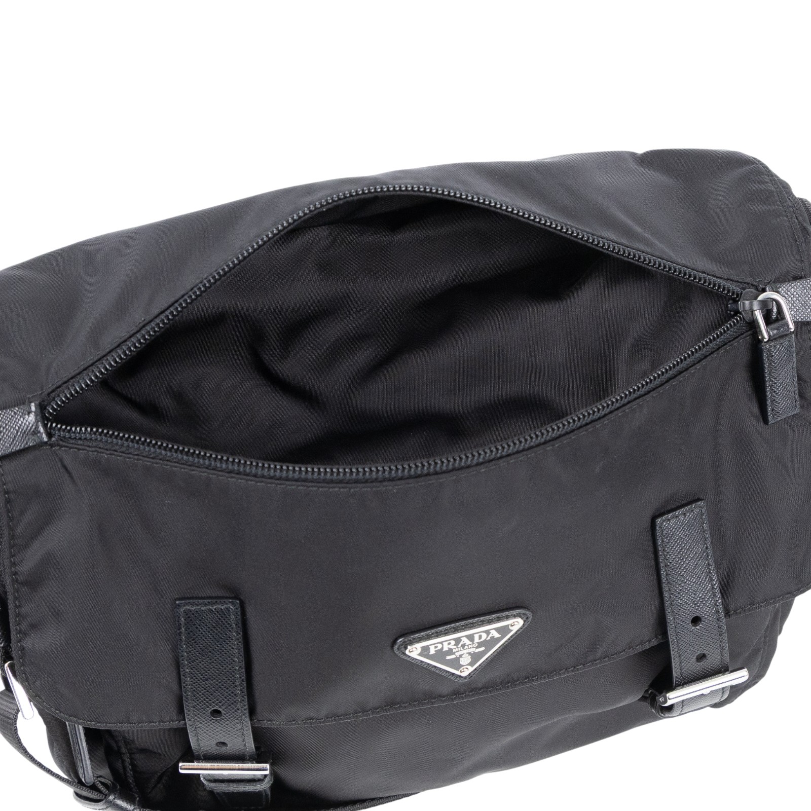 普拉達 PRADA Re-Nylon Saffiano 皮革 肩背袋 2VD768_2DMH 黑尼龍郵差包 防塵袋