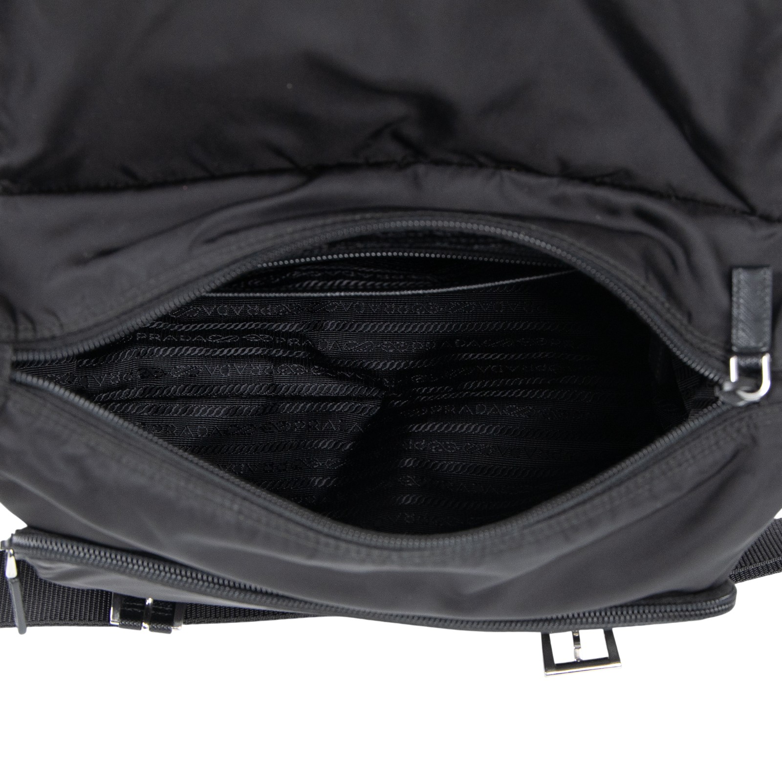 普拉達 PRADA Re-Nylon Saffiano 皮革 肩背袋 2VD768_2DMH 黑尼龍郵差包 防塵袋