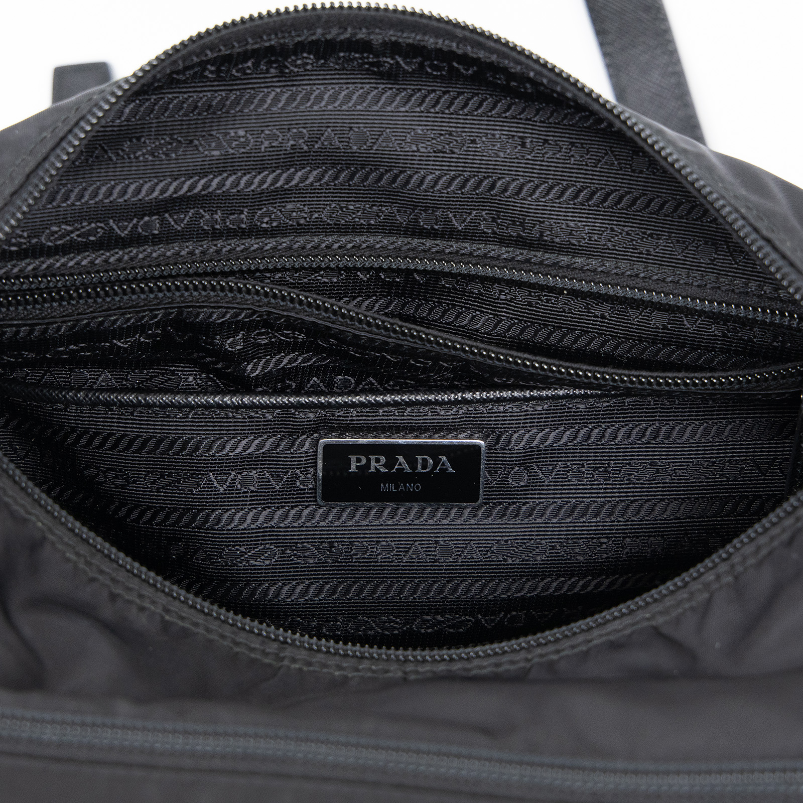 普拉達 PRADA Re-Nylon Saffiano 皮革 肩背袋 2VD768_2DMH 黑尼龍郵差包 防塵袋
