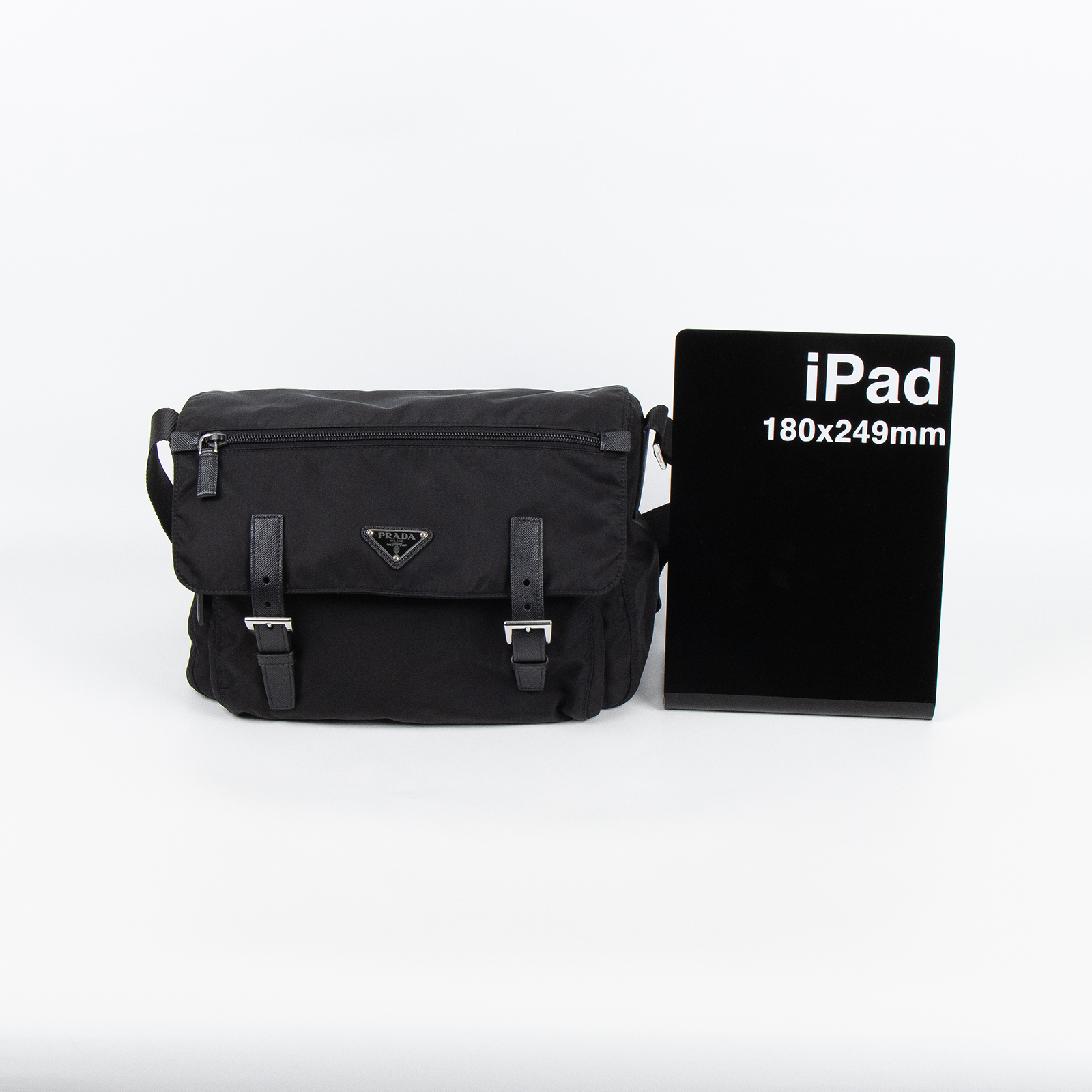 普拉達 PRADA Re-Nylon Saffiano 皮革 肩背袋 2VD768_2DMH 黑尼龍郵差包 防塵袋