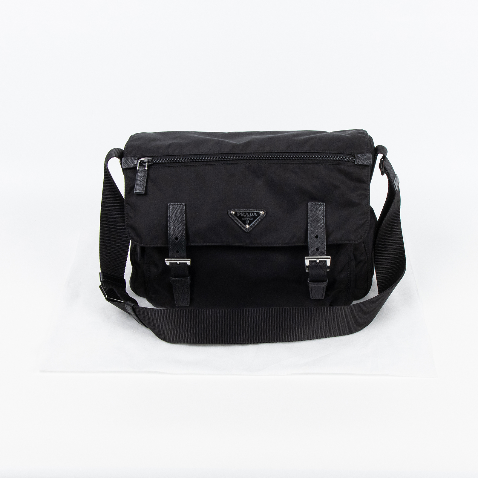 普拉達 PRADA Re-Nylon Saffiano 皮革 肩背袋 2VD768_2DMH 黑尼龍郵差包 防塵袋