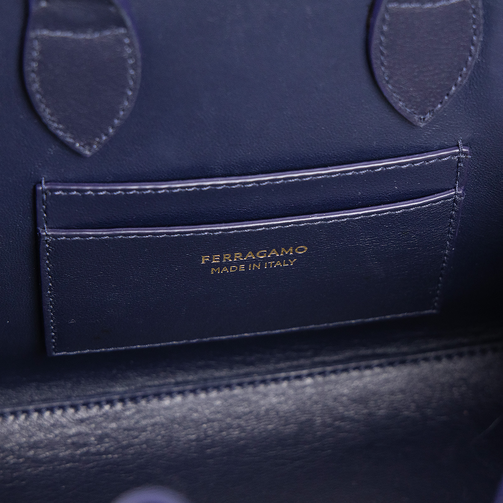 菲拉格慕 SALVATORE FERRAGAMO Hug Mini 肩背包  深藍HUG BAG 背帶